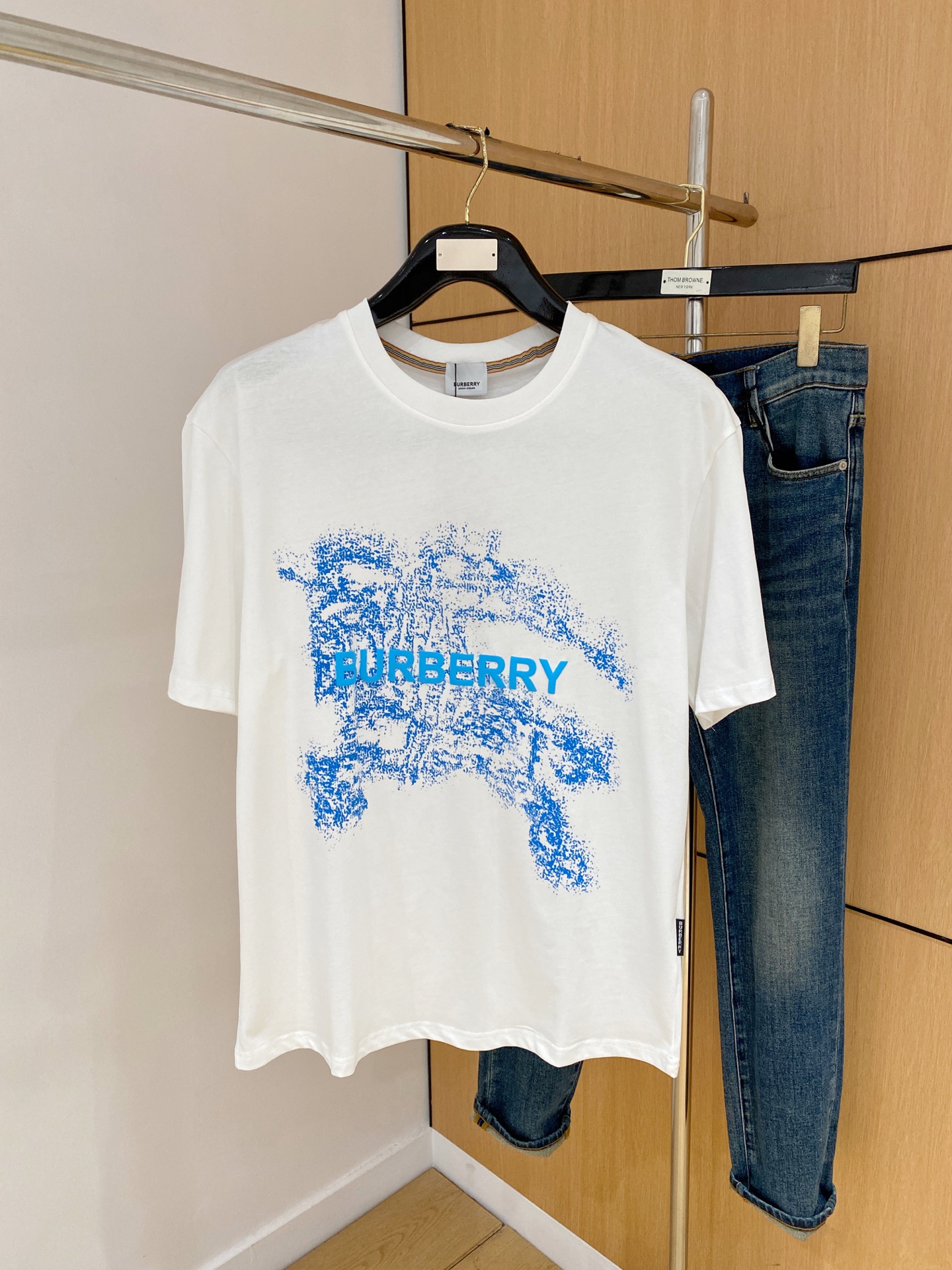 NO:423148,Burberry's new short-sleeved T-shirt in summer 2025, the personalized art series exclusively released on the entire network. The versatile details are perfectly processed and pure cotton fabric is very exquisite. Original fabric. The same high-quality and comfortable hand feels very fashionable and personalized. A super versatile and beautiful style for men and women. The same color is black and white. M-3XL, burberry, T-shirt,tees, t-shirt,alexander wang19860909巴宝莉2025夏季新款短袖T恤,个性艺术系列全网独家首发 百搭款细节处理完美纯棉面料十分精致 原版面料 网红明星同款高版本 高品质手感非常舒服 时尚又个性 超级百搭好看的一款男女同款颜色黑、白 码数M-3XL,,burberry,T-shirt,tees，t-shirt,alexander wang,Men's clothing