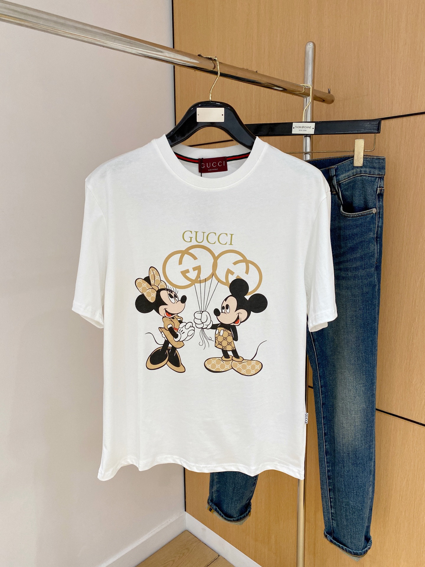 NO:423175,Gucci 2025 summer new short-sleeved T-shirt, the personalized art series exclusively released on the entire network. The versatile details are perfectly processed and pure cotton fabric is very exquisite. Original fabric. The same high-quality and comfortable hand feels very fashionable and personalized. A super versatile and beautiful style for men and women. The same color is black and white. The number of numbers M-3XL, gucci, T-shirt,tees, t-shirt,alexander wang19860909古驰2025夏季新款短袖T恤,个性艺术系列全网独家首发 百搭款细节处理完美纯棉面料十分精致 原版面料 网红明星同款高版本 高品质手感非常舒服 时尚又个性 超级百搭好看的一款男女同款颜色黑、白 码数M-3XL,,gucci,T-shirt,tees，t-shirt,alexander wang,Men's clothing
