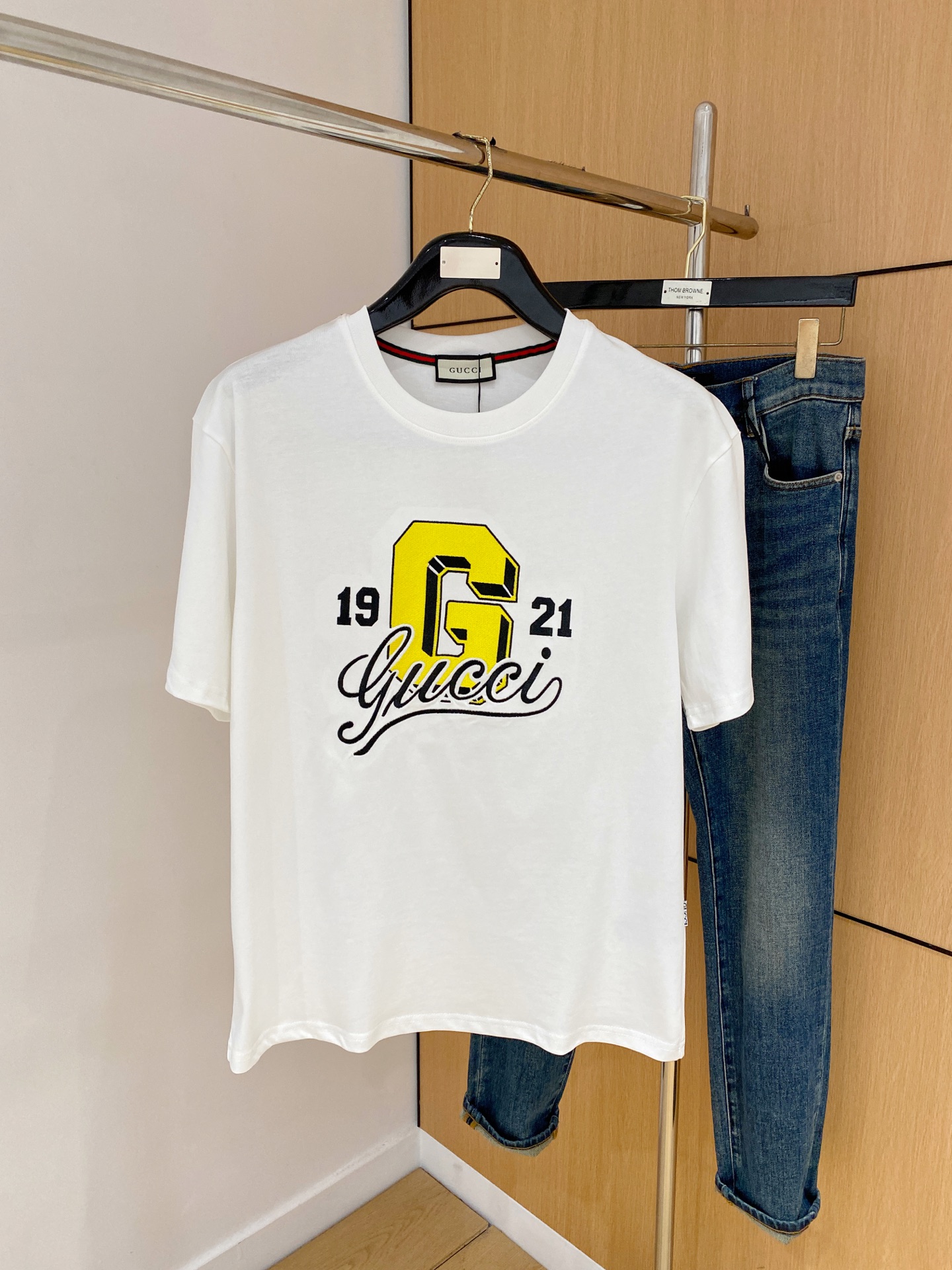 NO:423109,Gucci 2025 summer new short-sleeved T-shirt, the personalized art series exclusively released on the entire network. The versatile details are perfectly processed and pure cotton fabric is very exquisite. Original fabric. The same high-quality and comfortable hand feels very fashionable and personalized. A super versatile and beautiful style for men and women. The same color is black and white. The number of numbers M-3XL, gucci, T-shirt,tees, t-shirt,alexander wang19860909古驰2025夏季新款短袖T恤,个性艺术系列全网独家首发 百搭款细节处理完美纯棉面料十分精致 原版面料 网红明星同款高版本 高品质手感非常舒服 时尚又个性 超级百搭好看的一款男女同款颜色黑、白 码数M-3XL,,gucci,T-shirt,tees，t-shirt,alexander wang,Men's clothing