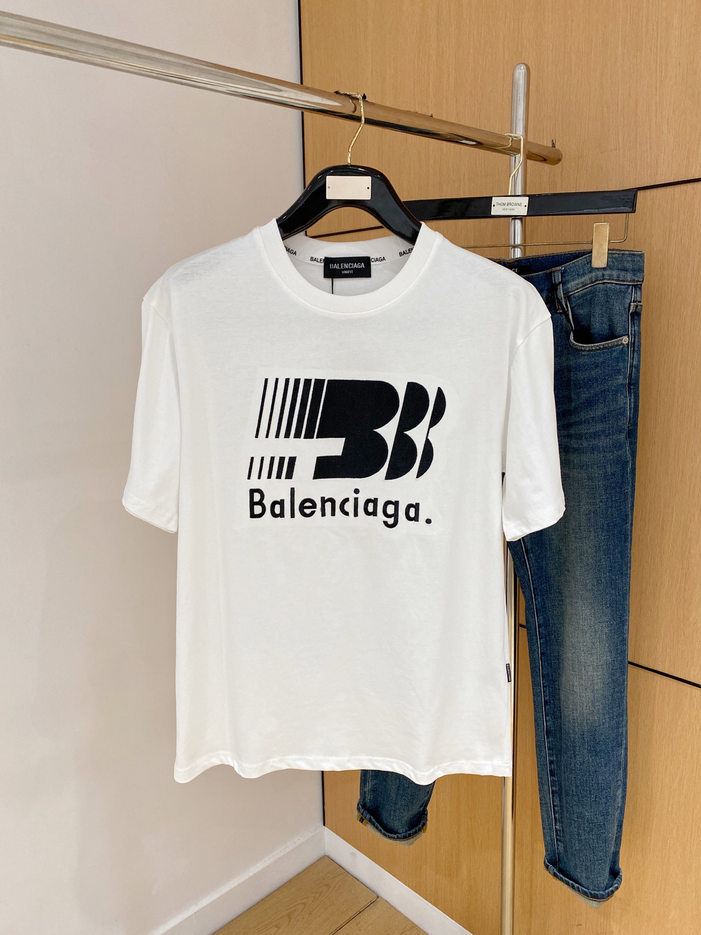 NO:423193,Balenciaga 2025 summer new short-sleeved T-shirt, the personalized art series exclusively released on the entire network. The versatile details are perfectly processed and pure cotton fabric is very exquisite. Original fabric. The same high-quality and comfortable hand feels very fashionable and personalized. A super versatile and beautiful style for men and women. The same color is black and white. M-3XL, balenciaga, T-shirt,tees, t-shirt,alexander wang19860909巴黎世家2025夏季新款短袖T恤,个性艺术系列全网独家首发 百搭款细节处理完美纯棉面料十分精致 原版面料 网红明星同款高版本 高品质手感非常舒服 时尚又个性 超级百搭好看的一款男女同款颜色黑、白 码数M-3XL,,balenciaga,T-shirt,tees，t-shirt,alexander wang,Men's clothing