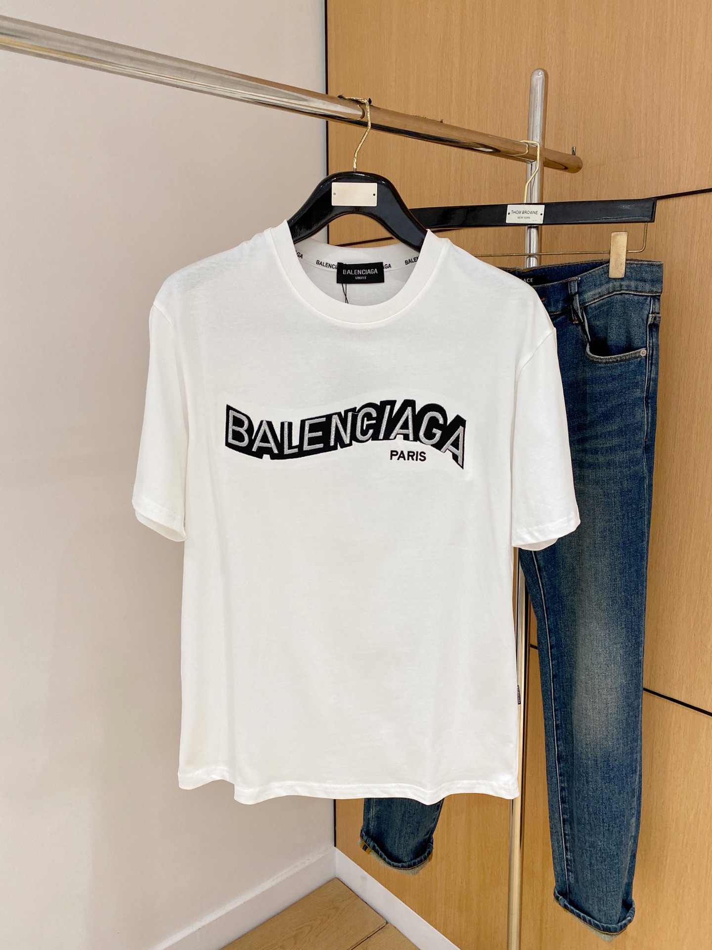 NO:423141,Balenciaga 2025 summer new short-sleeved T-shirt, the personalized art series exclusively released on the entire network. The versatile details are perfectly processed and pure cotton fabric is very exquisite. Original fabric. The same high-quality and comfortable hand feels very fashionable and personalized. A super versatile and beautiful style for men and women. The same color is black and white. M-3XL, balenciaga, T-shirt,tees, t-shirt,alexander wang19860909巴黎世家2025夏季新款短袖T恤,个性艺术系列全网独家首发 百搭款细节处理完美纯棉面料十分精致 原版面料 网红明星同款高版本 高品质手感非常舒服 时尚又个性 超级百搭好看的一款男女同款颜色黑、白 码数M-3XL,,balenciaga,T-shirt,tees，t-shirt,alexander wang,Men's clothing