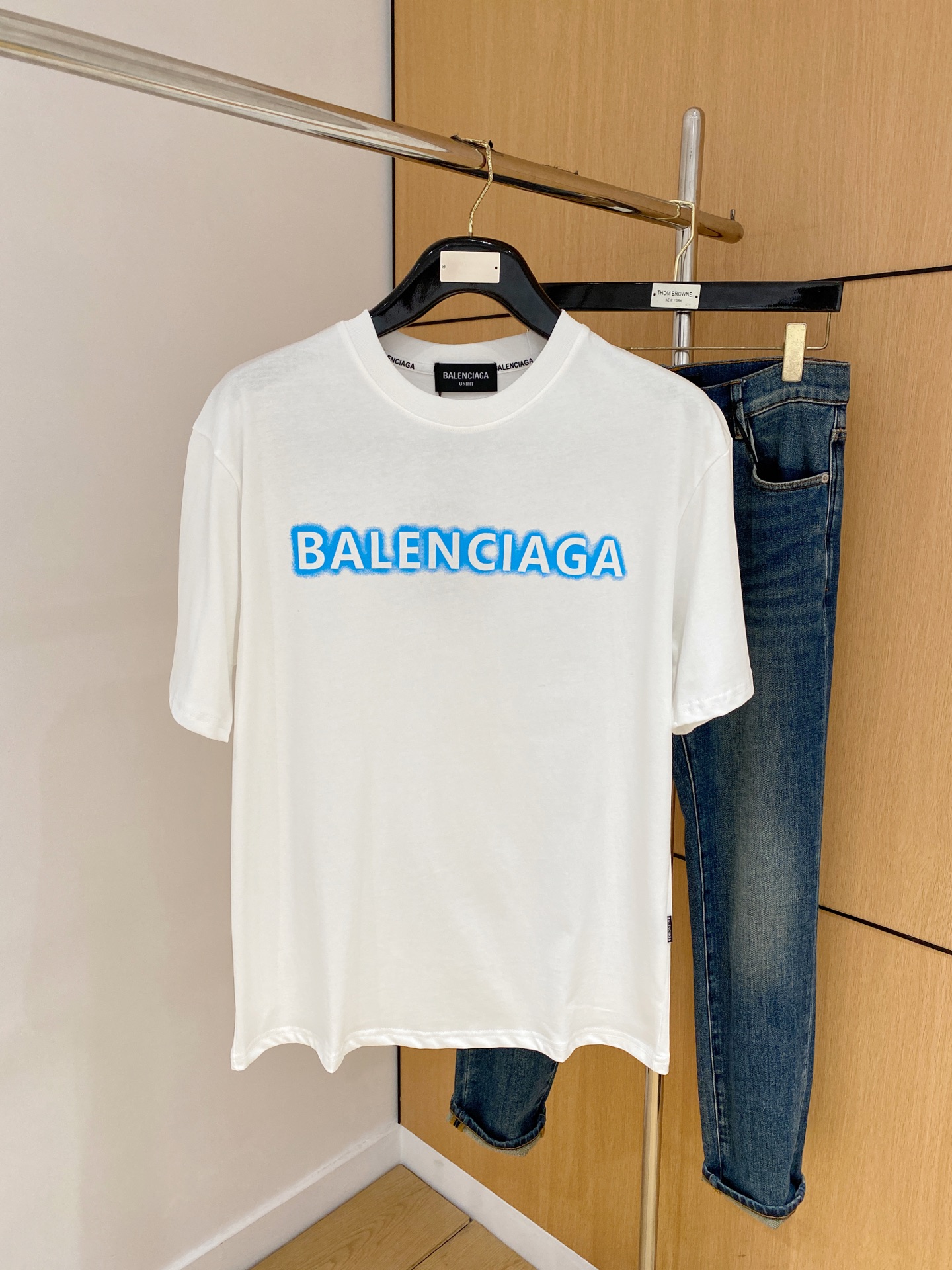 NO:515451,Balenciaga summer new short-sleeved T-shirt, the personalized art series exclusively released on the entire network. The versatile details are perfectly processed and pure cotton fabric is very exquisite. Original fabric. The same high-quality and comfortable hand feels very fashionable and personalized. A super versatile and beautiful style for men and women. The same color is black and white. The number of versatile and beautiful. M-3XL, balenciaga, T-shirt,tees, t-shirt,alexander wang19860909巴黎世家夏季新款短袖T恤,个性艺术系列全网独家首发 百搭款细节处理完美纯棉面料十分精致 原版面料 网红明星同款高版本 高品质手感非常舒服 时尚又个性 超级百搭好看的一款男女同款颜色黑、白 码数M-3XL,,balenciaga,T-shirt,tees，t-shirt,alexander wang,Men's clothing