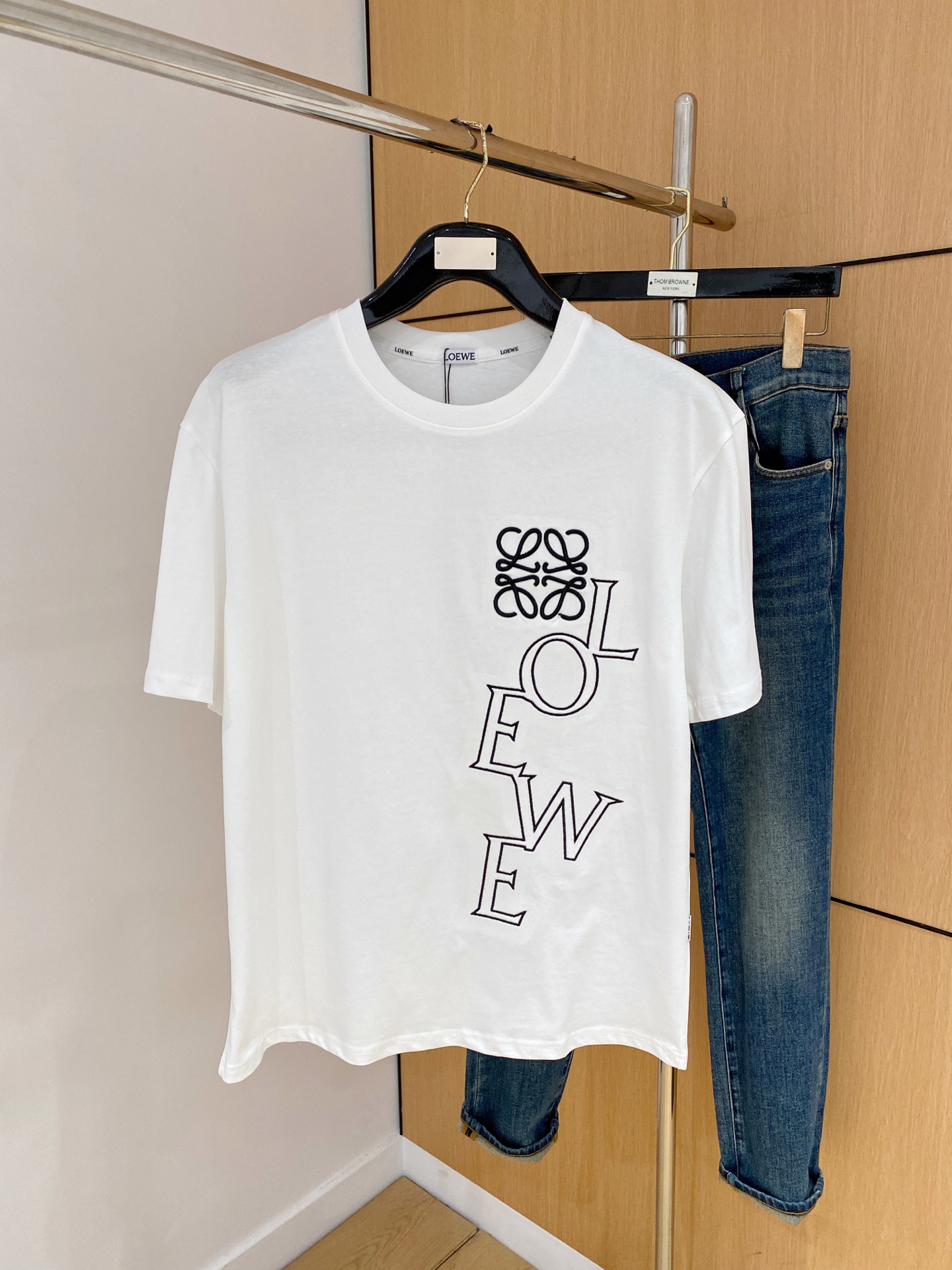 NO:423129,Luo Yiwei's new short-sleeved T-shirt in summer 2025, the personalized art series exclusively launched on the entire network. The versatile details are perfectly processed and pure cotton fabric is very exquisite. Original fabric. The same high-quality and comfortable hand feels very fashionable and personalized. A super versatile and beautiful style for men and women. The same color is black and white. The number of numbers M-3XL, loewe, T-shirt,tees, t-shirt,alexander wang19860909罗意威2025夏季新款短袖T恤,个性艺术系列全网独家首发 百搭款细节处理完美纯棉面料十分精致 原版面料 网红明星同款高版本 高品质手感非常舒服 时尚又个性 超级百搭好看的一款男女同款颜色黑、白 码数M-3XL,,loewe,T-shirt,tees，t-shirt,alexander wang,Men's clothing