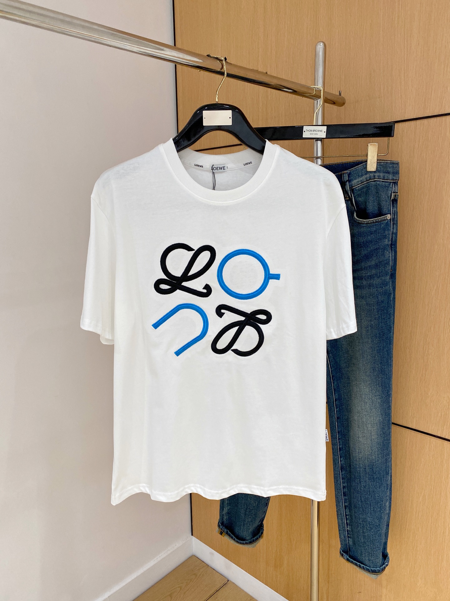 NO:423176,Luo Yiwei's new short-sleeved T-shirt in summer 2025, the personalized art series exclusively launched on the entire network. The versatile details are perfectly processed and pure cotton fabric is very exquisite. Original fabric. The same high-quality and comfortable hand feels very fashionable and personalized. A super versatile and beautiful style for men and women. The same color is black and white. The number of numbers M-3XL, loewe, T-shirt,tees, t-shirt,alexander wang19860909罗意威2025夏季新款短袖T恤,个性艺术系列全网独家首发 百搭款细节处理完美纯棉面料十分精致 原版面料 网红明星同款高版本 高品质手感非常舒服 时尚又个性 超级百搭好看的一款男女同款颜色黑、白 码数M-3XL,,loewe,T-shirt,tees，t-shirt,alexander wang,Men's clothing