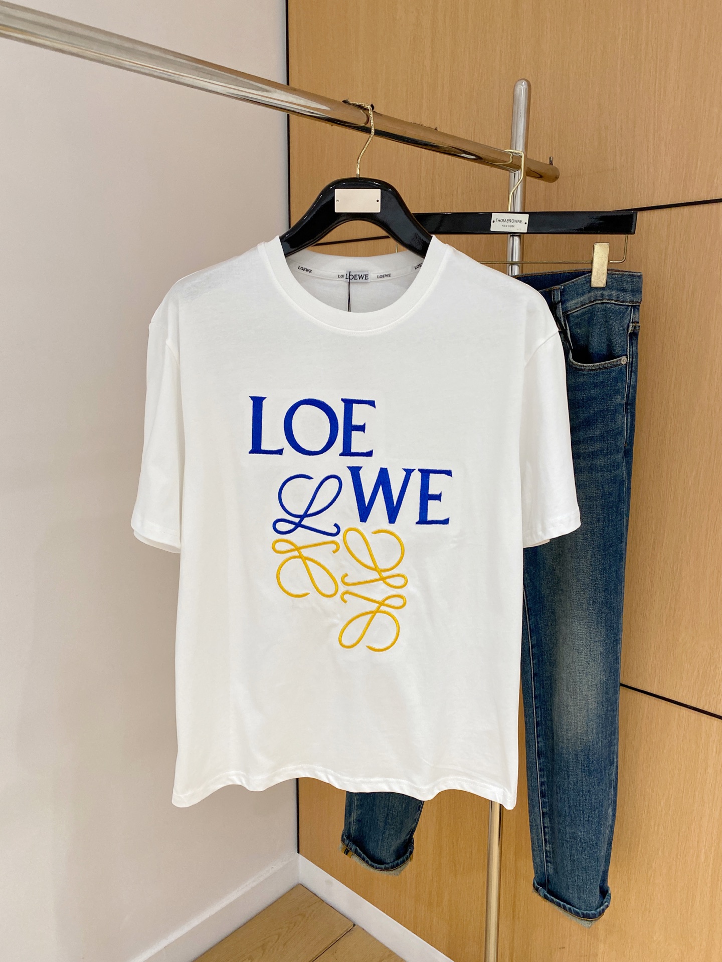 NO:515459,Luo Yiwei's new short-sleeved T-shirt in summer, exclusive first on the entire network. The versatile details are perfectly processed and pure cotton fabric is very exquisite. Original fabric. The same high-quality and comfortable hand feels very fashionable and personalized. A super versatile and beautiful style for men and women. The same color is black and white. The number of numbers M-3XL, loewe, T-shirt,tees, t-shirt,alexander wang19860909罗意威夏季新款短袖T恤,个性艺术系列全网独家首发 百搭款细节处理完美纯棉面料十分精致 原版面料 网红明星同款高版本 高品质手感非常舒服 时尚又个性 超级百搭好看的一款男女同款颜色黑、白 码数M-3XL,,loewe,T-shirt,tees，t-shirt,alexander wang,Men's clothing