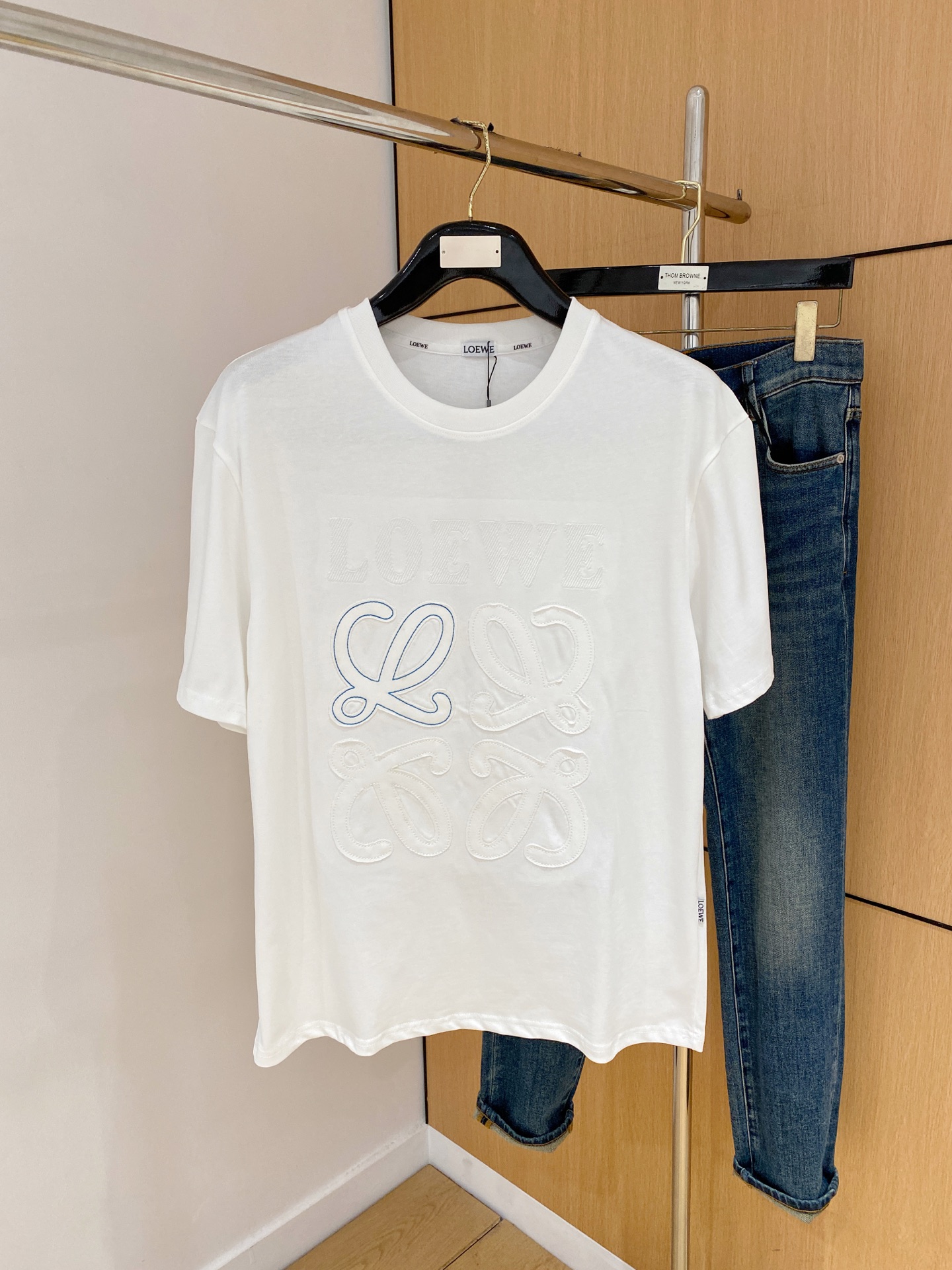 NO:423184,Luo Yiwei's new short-sleeved T-shirt in summer 2025, the personalized art series exclusively launched on the entire network. The versatile details are perfectly processed and pure cotton fabric is very exquisite. Original fabric. The same high-quality and comfortable hand feels very fashionable and personalized. A super versatile and beautiful style for men and women. The same color is black and white. The number of numbers M-3XL, loewe, T-shirt,tees, t-shirt,alexander wang19860909罗意威2025夏季新款短袖T恤,个性艺术系列全网独家首发 百搭款细节处理完美纯棉面料十分精致 原版面料 网红明星同款高版本 高品质手感非常舒服 时尚又个性 超级百搭好看的一款男女同款颜色黑、白 码数M-3XL,,loewe,T-shirt,tees，t-shirt,alexander wang,Men's clothing