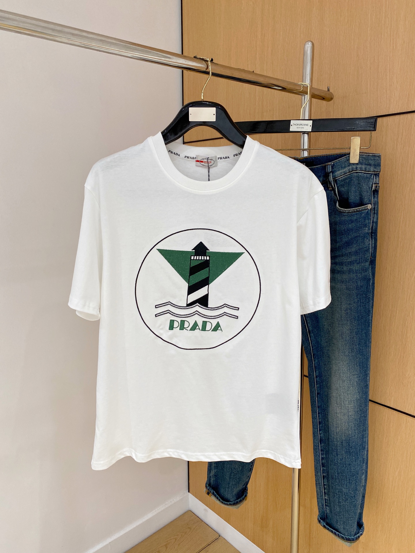 NO:423120,Prada's new short-sleeved T-shirt for summer 2025, the personalized art series exclusively launched on the entire network. The versatile details are perfectly processed and pure cotton fabric is very exquisite. Original fabric. The same high-quality and comfortable hand feels very fashionable and personalized. A super versatile and beautiful style for men and women. The same color is black and white. The number of numbers M-3XL, prada, T-shirt,tees, t-shirt,alexander wang19860909普拉达2025夏季新款短袖T恤,个性艺术系列全网独家首发 百搭款细节处理完美纯棉面料十分精致 原版面料 网红明星同款高版本 高品质手感非常舒服 时尚又个性 超级百搭好看的一款男女同款颜色黑、白 码数M-3XL,,prada,T-shirt,tees，t-shirt,alexander wang,Men's clothing