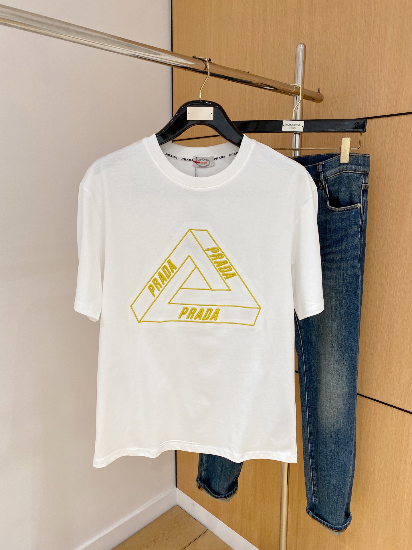 NO:515462,Prada's new summer short-sleeved T-shirt, the personalized art series exclusively released on the entire network. The versatile details are perfectly processed and pure cotton fabric is very exquisite. Original fabric. The same high-quality and comfortable hand feels very fashionable and personalized. A super versatile and beautiful style for men and women. The same color is black and white. The number of numbers M-3XL, prada, T-shirt,tees, t-shirt,alexander wang19860909普拉达夏季新款短袖T恤,个性艺术系列全网独家首发 百搭款细节处理完美纯棉面料十分精致 原版面料 网红明星同款高版本 高品质手感非常舒服 时尚又个性 超级百搭好看的一款男女同款颜色黑、白 码数M-3XL,,prada,T-shirt,tees，t-shirt,alexander wang,Men's clothing