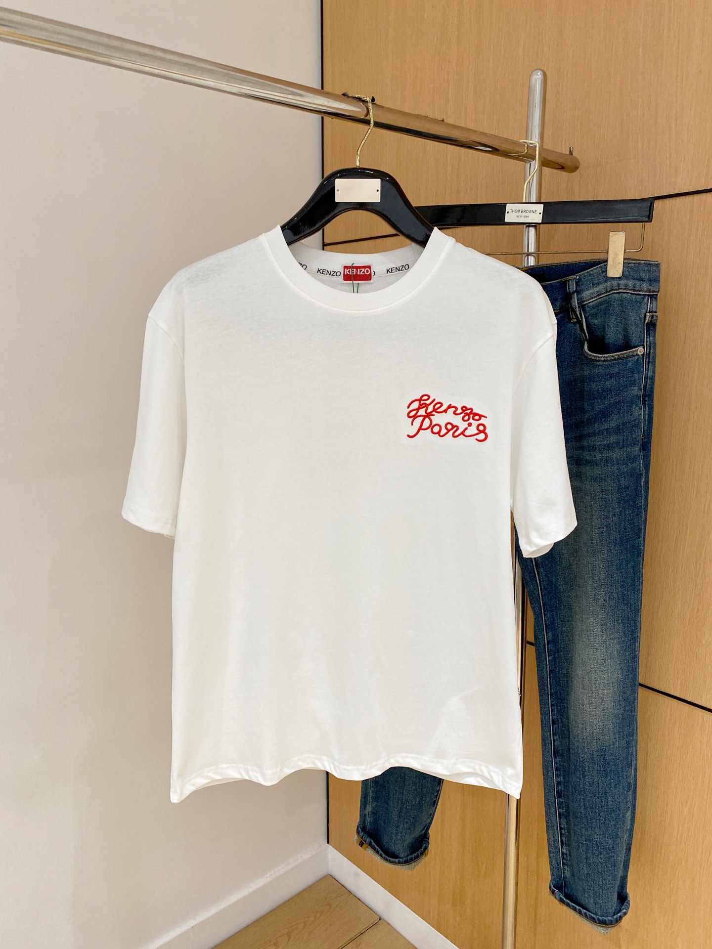 NO:515465,Kenzo's new summer short-sleeved T-shirt, the personalized art series exclusively released on the entire network. The versatile details are perfectly processed and pure cotton fabric is very exquisite. Original fabric. The same high-quality and comfortable hand feels very fashionable and personalized. A super versatile and beautiful style for men and women. The same color is black and white. The number of numbers M-3XL, T-shirt,tees, t-shirt,alexander wang19860909kenzo夏季新款短袖T恤,个性艺术系列全网独家首发 百搭款细节处理完美纯棉面料十分精致 原版面料 网红明星同款高版本 高品质手感非常舒服 时尚又个性 超级百搭好看的一款男女同款颜色黑、白 码数M-3XL,,T-shirt,tees，t-shirt,alexander wang,Men's clothing