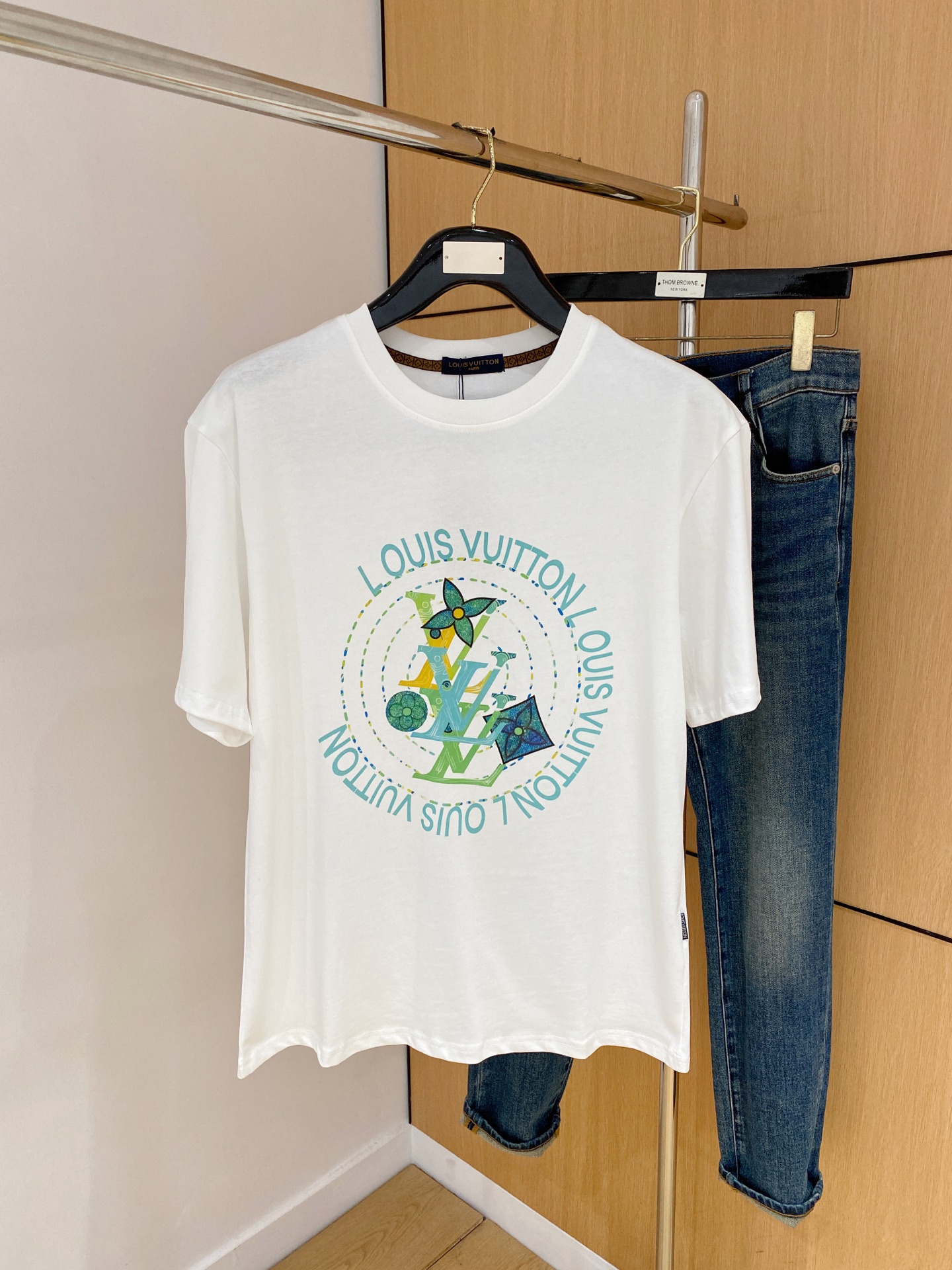 NO:515449,LV summer new short-sleeved T-shirt, personalized art series exclusively released on the entire network. The versatile details are perfectly processed and pure cotton fabric is very exquisite. Original fabric. The same high-quality and comfortable hand feels very fashionable and personalized. A super versatile and beautiful style for men and women. The same color is black and white. The number of numbers M-3XL, louis vuitton, T-shirt,tees, t-shirt,alexander wang19860909LV夏季新款短袖T恤,个性艺术系列全网独家首发 百搭款细节处理完美纯棉面料十分精致 原版面料 网红明星同款高版本 高品质手感非常舒服 时尚又个性 超级百搭好看的一款男女同款颜色黑、白 码数M-3XL,,louis vuitton,T-shirt,tees，t-shirt,alexander wang,Men's clothing