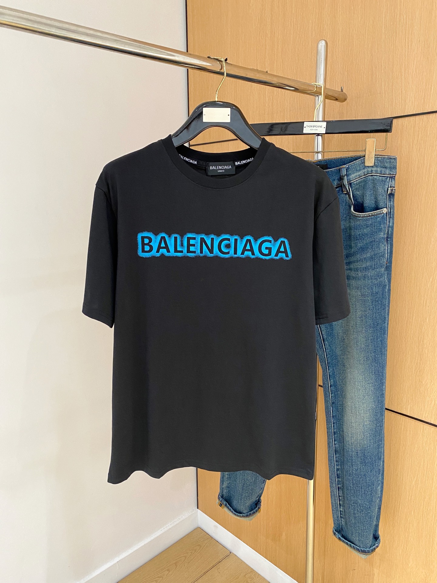 NO:454733,Balenciaga 2025 summer new short-sleeved T-shirt, the personalized art series exclusively released on the entire network. The versatile details are perfectly processed and pure cotton fabric is very exquisite. Original fabric. The same high-quality and comfortable hand feels very fashionable and personalized. A super versatile and beautiful style for men and women. The same color is black and white. M-3XL, balenciaga, T-shirt,tees, t-shirt,alexander wang19860909巴黎世家2025夏季新款短袖T恤,个性艺术系列全网独家首发 百搭款细节处理完美纯棉面料十分精致 原版面料 网红明星同款高版本 高品质手感非常舒服 时尚又个性 超级百搭好看的一款男女同款颜色黑、白 码数M-3XL,,balenciaga,T-shirt,tees，t-shirt,alexander wang,Men's clothing