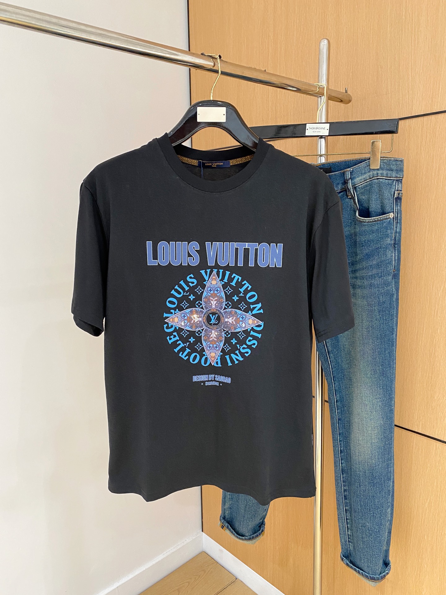 NO:454728,LV2025 summer new short-sleeved T-shirt, the personalized art series exclusively released on the entire network. The versatile details are perfectly processed and pure cotton fabric is very exquisite. Original fabric. The same high-quality and comfortable hand feels very fashionable and personalized. A super versatile and beautiful style for men and women. The same color is black and white. The number of numbers M-3XL, louis vuitton, T-shirt,tees, t-shirt,alexander wang19860909LV2025夏季新款短袖T恤,个性艺术系列全网独家首发 百搭款细节处理完美纯棉面料十分精致 原版面料 网红明星同款高版本 高品质手感非常舒服 时尚又个性 超级百搭好看的一款男女同款颜色黑、白 码数M-3XL,,louis vuitton,T-shirt,tees，t-shirt,alexander wang,Men's clothing