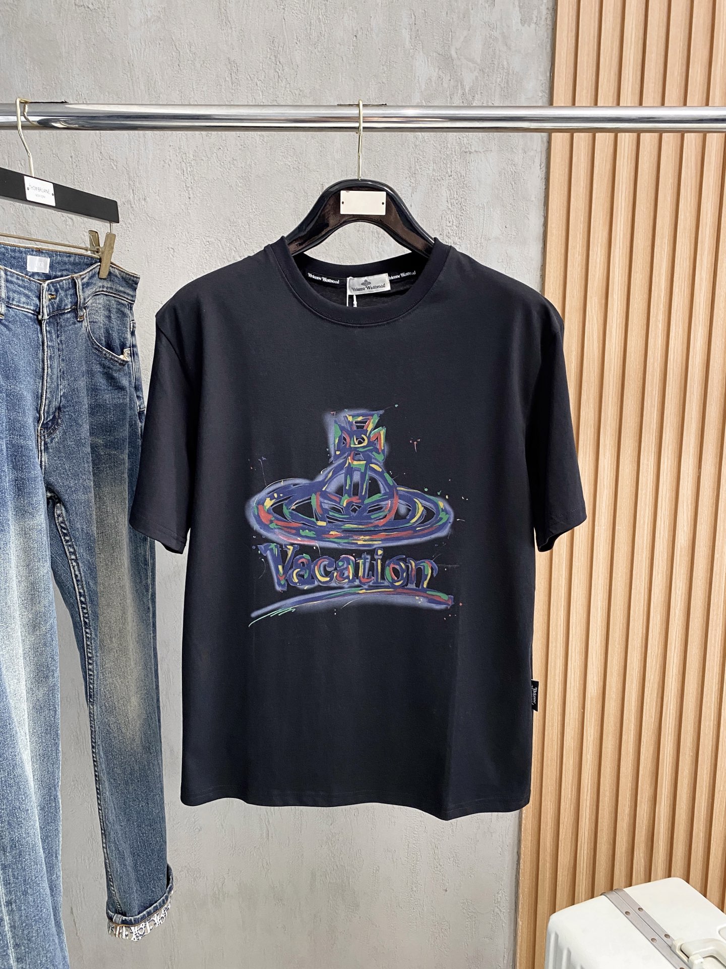 NO:459069,The Queen Mother of the West 2025 summer new short-sleeved T-shirt, the personalized art series exclusively released on the entire network. The versatile details are perfectly processed and pure cotton fabric is very exquisite. Original fabric. The same high-quality and comfortable hand feels very fashionable and personalized. A super versatile and beautiful style for men and women. The same color is black and white. The number of numbers M-3XL, T-shirt,tees, t-shirt,alexander wang19860909西太后2025夏季新款短袖T恤,个性艺术系列全网独家首发 百搭款细节处理完美纯棉面料十分精致 原版面料 网红明星同款高版本 高品质手感非常舒服 时尚又个性 超级百搭好看的一款男女同款颜色黑、白 码数M-3XL,,T-shirt,tees，t-shirt,alexander wang,Men's clothing