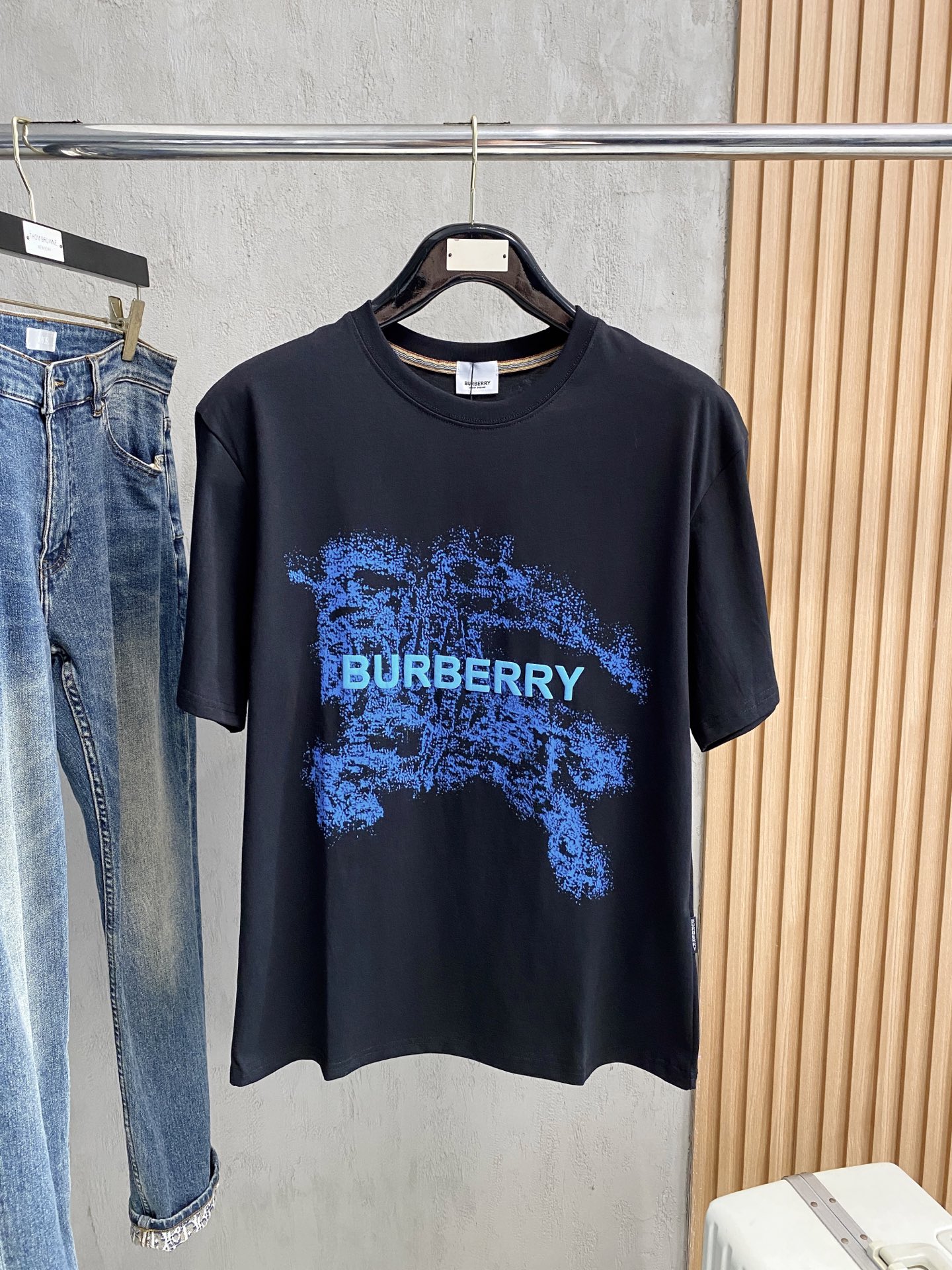 NO:459076,Burberry's new short-sleeved T-shirt in summer 2025, the personalized art series exclusively released on the entire network. The versatile details are perfectly processed and pure cotton fabric is very exquisite. Original fabric. The same high-quality and comfortable hand feels very fashionable and personalized. A super versatile and beautiful style for men and women. The same color is black and white. M-3XL, burberry, T-shirt,tees, t-shirt,alexander wang19860909巴宝莉2025夏季新款短袖T恤,个性艺术系列全网独家首发 百搭款细节处理完美纯棉面料十分精致 原版面料 网红明星同款高版本 高品质手感非常舒服 时尚又个性 超级百搭好看的一款男女同款颜色黑、白 码数M-3XL,,burberry,T-shirt,tees，t-shirt,alexander wang,Men's clothing