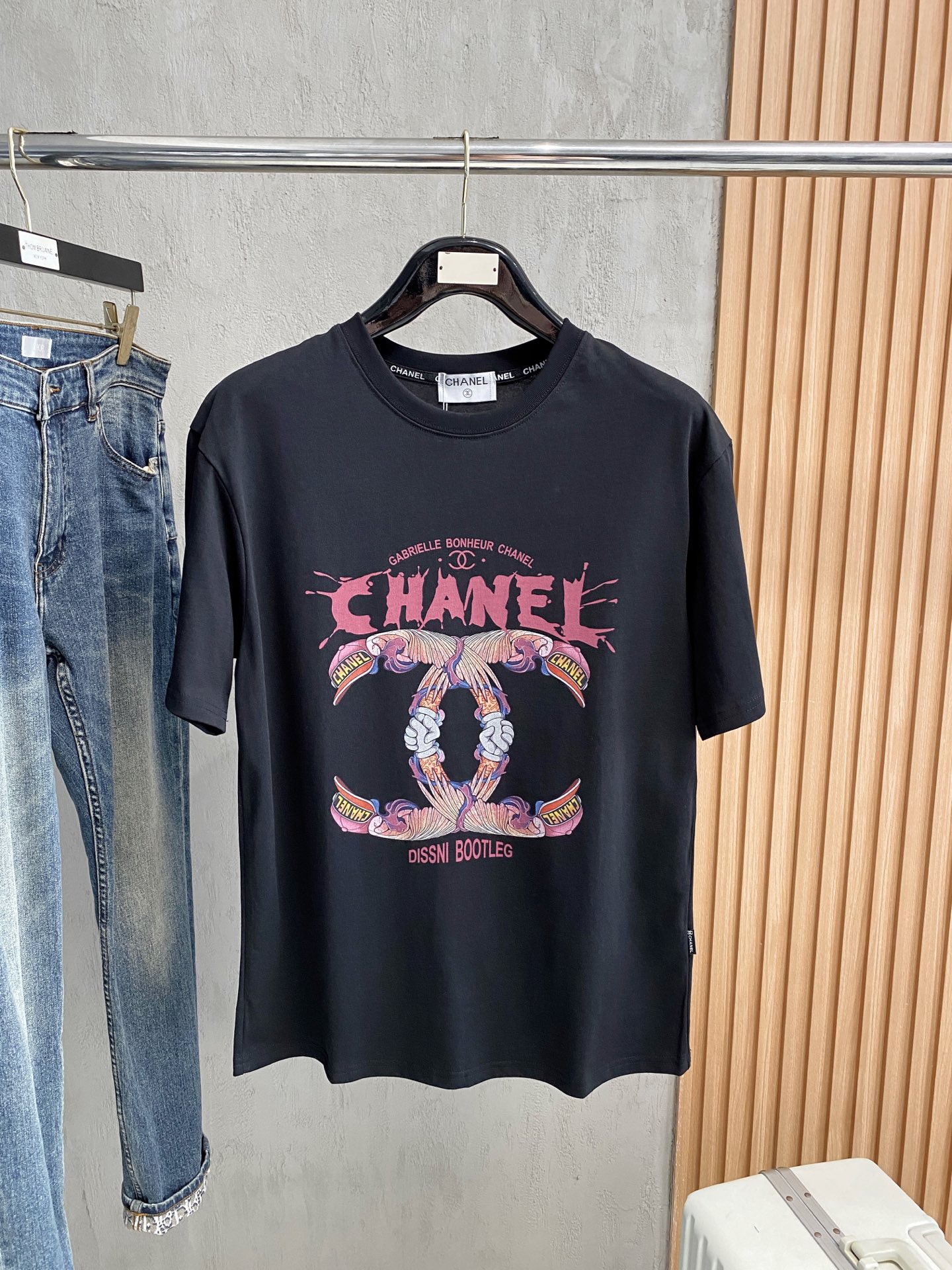 NO:459066,Chanel's new short-sleeved T-shirt for summer 2025, the personalized art series exclusively launched on the entire network. The versatile details are perfectly processed and pure cotton fabric is very exquisite. Original fabric. The same high-quality and comfortable hand feels very fashionable and personalized. A super versatile and beautiful style for men and women. The same color is black and white. The number of numbers M-3XL, chanel, T-shirt,tees, t-shirt,alexander wang19860909香奈儿2025夏季新款短袖T恤,个性艺术系列全网独家首发 百搭款细节处理完美纯棉面料十分精致 原版面料 网红明星同款高版本 高品质手感非常舒服 时尚又个性 超级百搭好看的一款男女同款颜色黑、白 码数M-3XL,,chanel,T-shirt,tees，t-shirt,alexander wang,Men's clothing