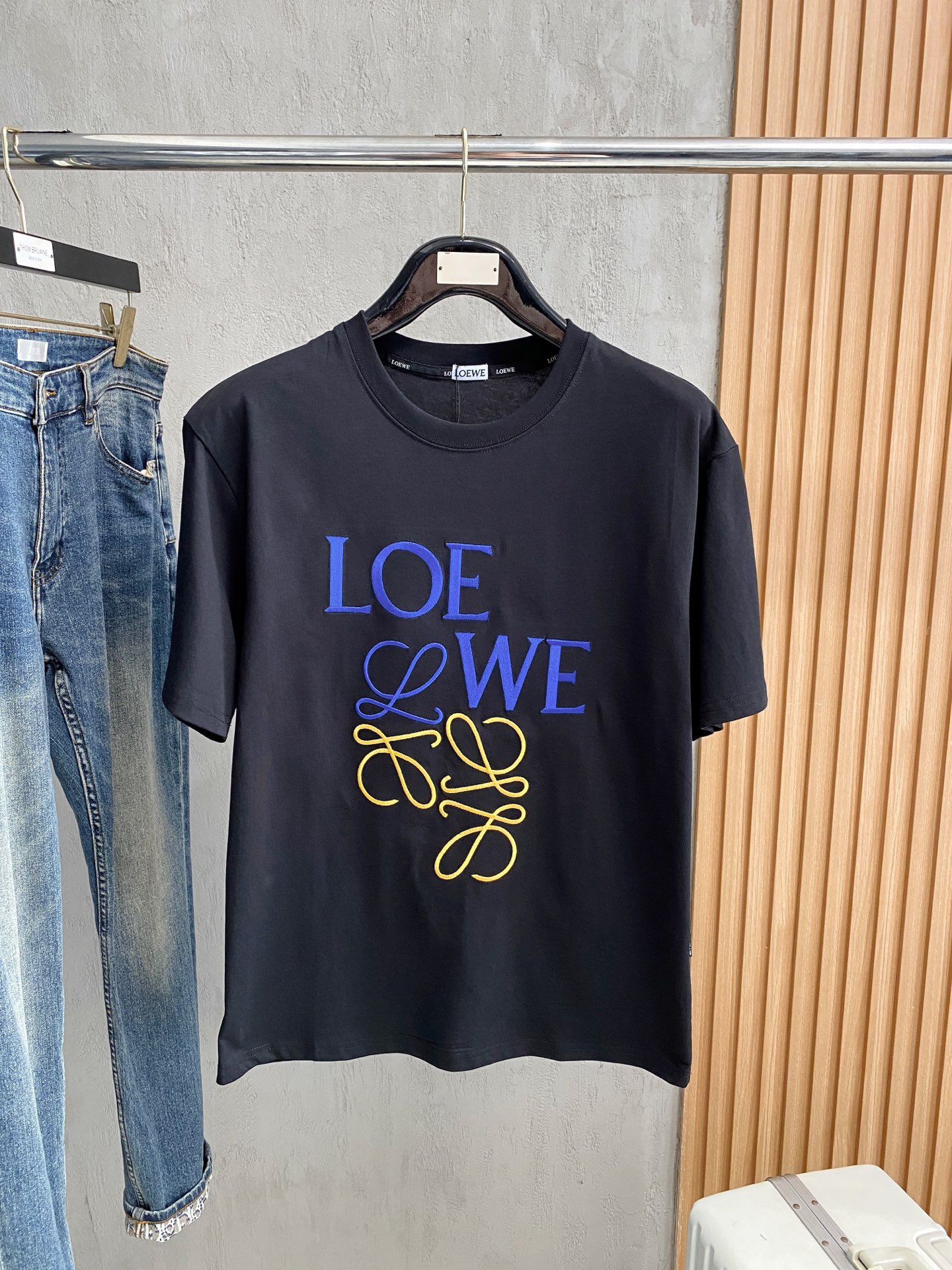 NO:412735,Luo Yiwei's new short-sleeved T-shirt in summer 2025, the personalized art series exclusively launched on the entire network. The versatile details are perfectly processed and pure cotton fabric is very exquisite. Original fabric. The same high-quality and comfortable hand feels very fashionable and personalized. A super versatile and beautiful style for men and women. The same color is black and white. The number of numbers M-3XL, loewe, T-shirt,tees, t-shirt,alexander wang19860909罗意威2025夏季新款短袖T恤,个性艺术系列全网独家首发 百搭款细节处理完美纯棉面料十分精致 原版面料 网红明星同款高版本 高品质手感非常舒服 时尚又个性 超级百搭好看的一款男女同款颜色黑、白 码数M-3XL,,loewe,T-shirt,tees，t-shirt,alexander wang,Men's clothing