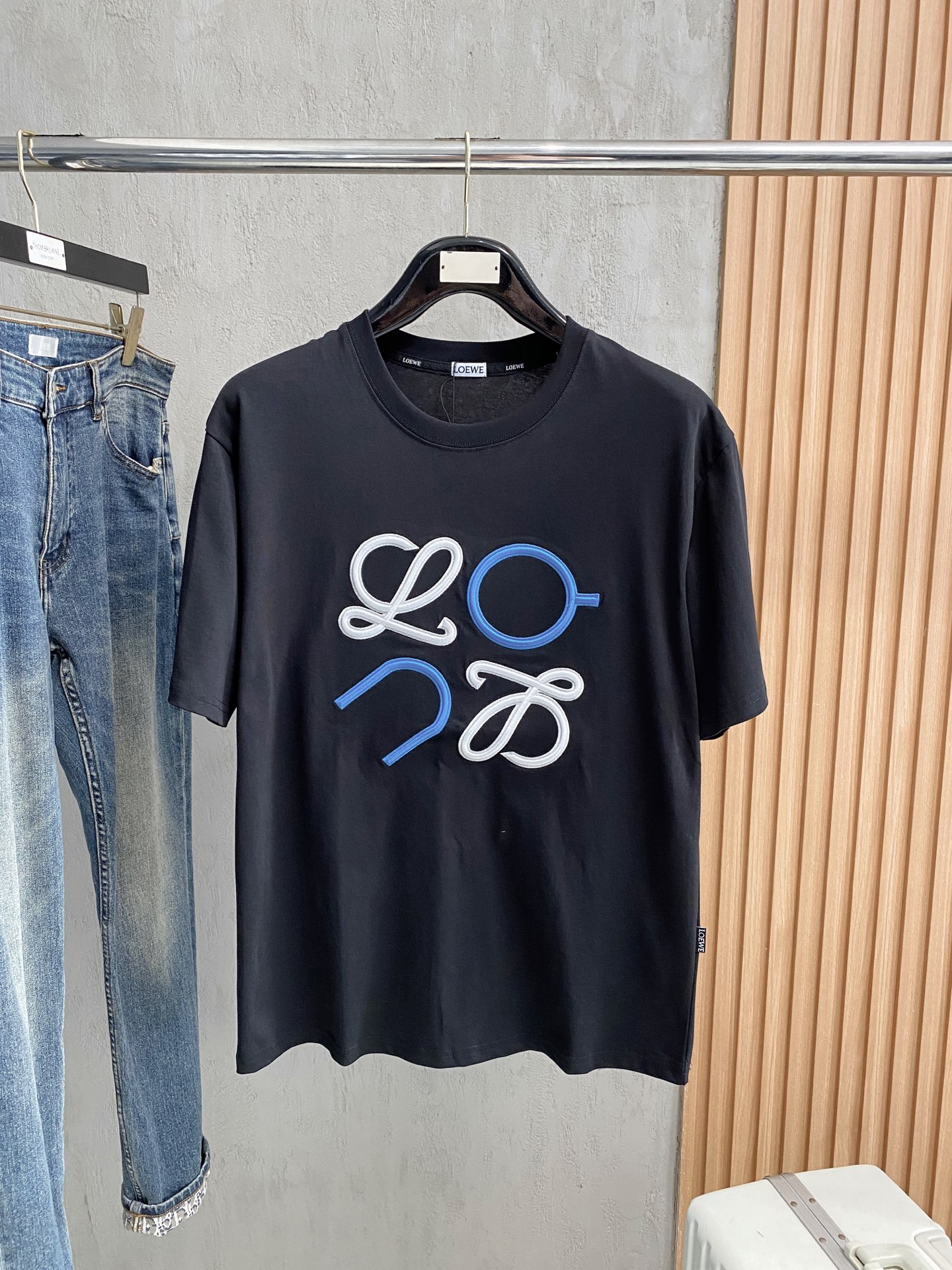 NO:459073,Luo Yiwei's new short-sleeved T-shirt in summer 2025, the personalized art series exclusively launched on the entire network. The versatile details are perfectly processed and pure cotton fabric is very exquisite. Original fabric. The same high-quality and comfortable hand feels very fashionable and personalized. A super versatile and beautiful style for men and women. The same color is black and white. The number of numbers M-3XL, loewe, T-shirt,tees, t-shirt,alexander wang19860909罗意威2025夏季新款短袖T恤,个性艺术系列全网独家首发 百搭款细节处理完美纯棉面料十分精致 原版面料 网红明星同款高版本 高品质手感非常舒服 时尚又个性 超级百搭好看的一款男女同款颜色黑、白 码数M-3XL,,loewe,T-shirt,tees，t-shirt,alexander wang,Men's clothing