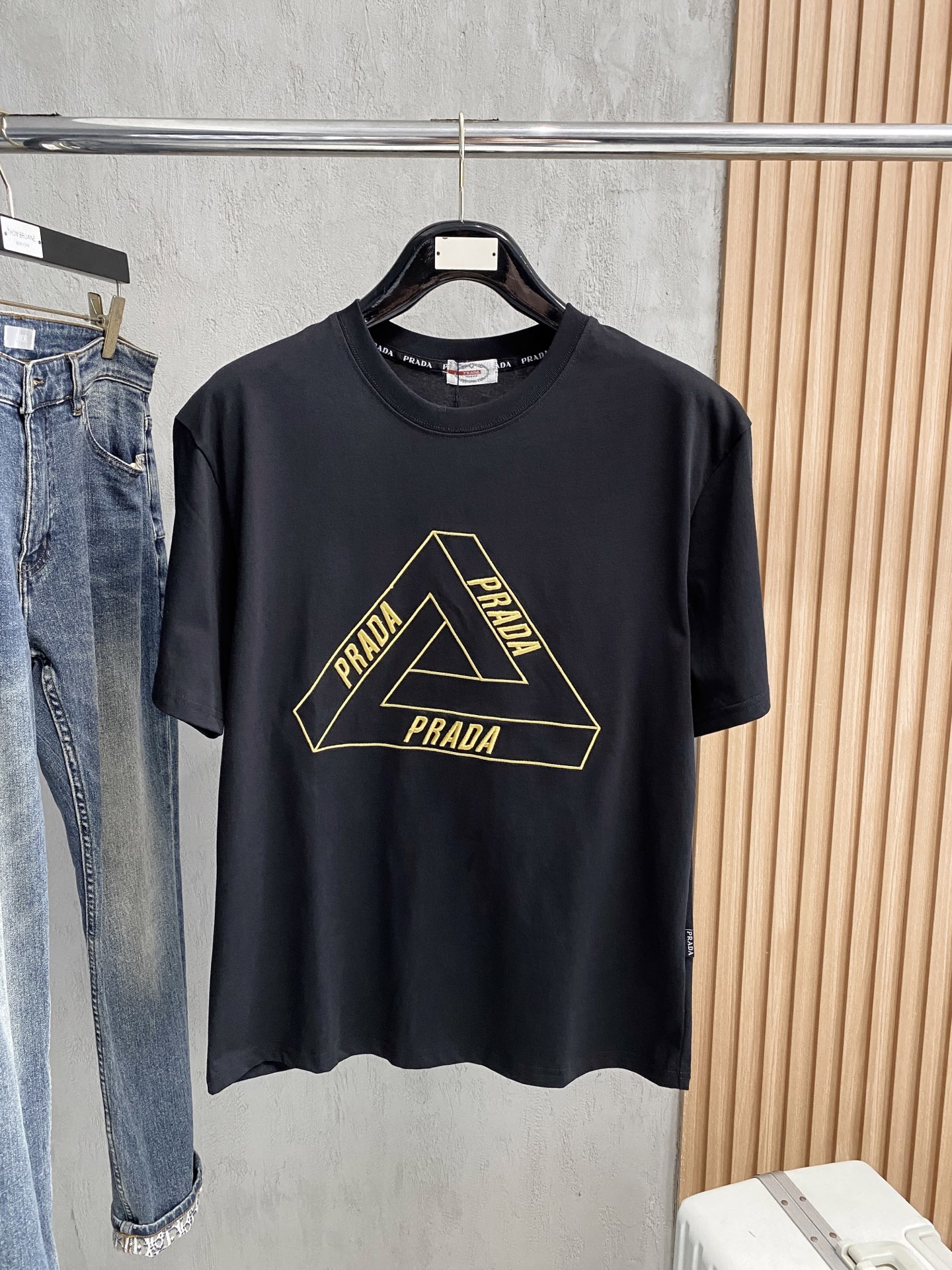 NO:412742,Prada's new short-sleeved T-shirt for summer 2025, the personalized art series exclusively launched on the entire network. The versatile details are perfectly processed and pure cotton fabric is very exquisite. Original fabric. The same high-quality and comfortable hand feels very fashionable and personalized. A super versatile and beautiful style for men and women. The same color is black and white. The number of numbers M-3XL, prada, T-shirt,tees, t-shirt,alexander wang19860909普拉达2025夏季新款短袖T恤,个性艺术系列全网独家首发 百搭款细节处理完美纯棉面料十分精致 原版面料 网红明星同款高版本 高品质手感非常舒服 时尚又个性 超级百搭好看的一款男女同款颜色黑、白 码数M-3XL,,prada,T-shirt,tees，t-shirt,alexander wang,Men's clothing