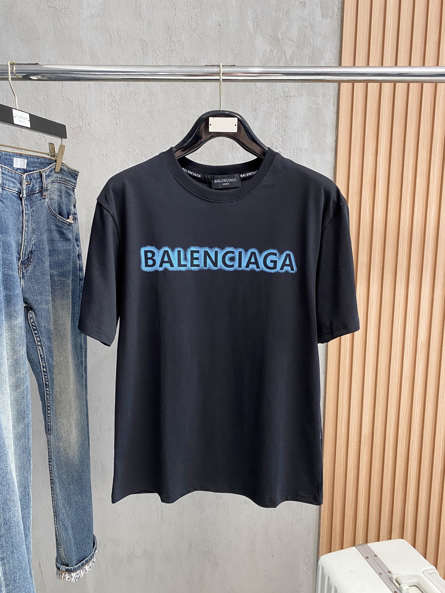 NO:412748,Balenciaga 2025 summer new short-sleeved T-shirt, the personalized art series exclusively released on the entire network. The versatile details are perfectly processed and pure cotton fabric is very exquisite. Original fabric. The same high-quality and comfortable hand feels very fashionable and personalized. A super versatile and beautiful style for men and women. The same color is black and white. M-3XL, balenciaga, T-shirt,tees, t-shirt,alexander wang19860909巴黎世家2025夏季新款短袖T恤,个性艺术系列全网独家首发 百搭款细节处理完美纯棉面料十分精致 原版面料 网红明星同款高版本 高品质手感非常舒服 时尚又个性 超级百搭好看的一款男女同款颜色黑、白 码数M-3XL,,balenciaga,T-shirt,tees，t-shirt,alexander wang,Men's clothing