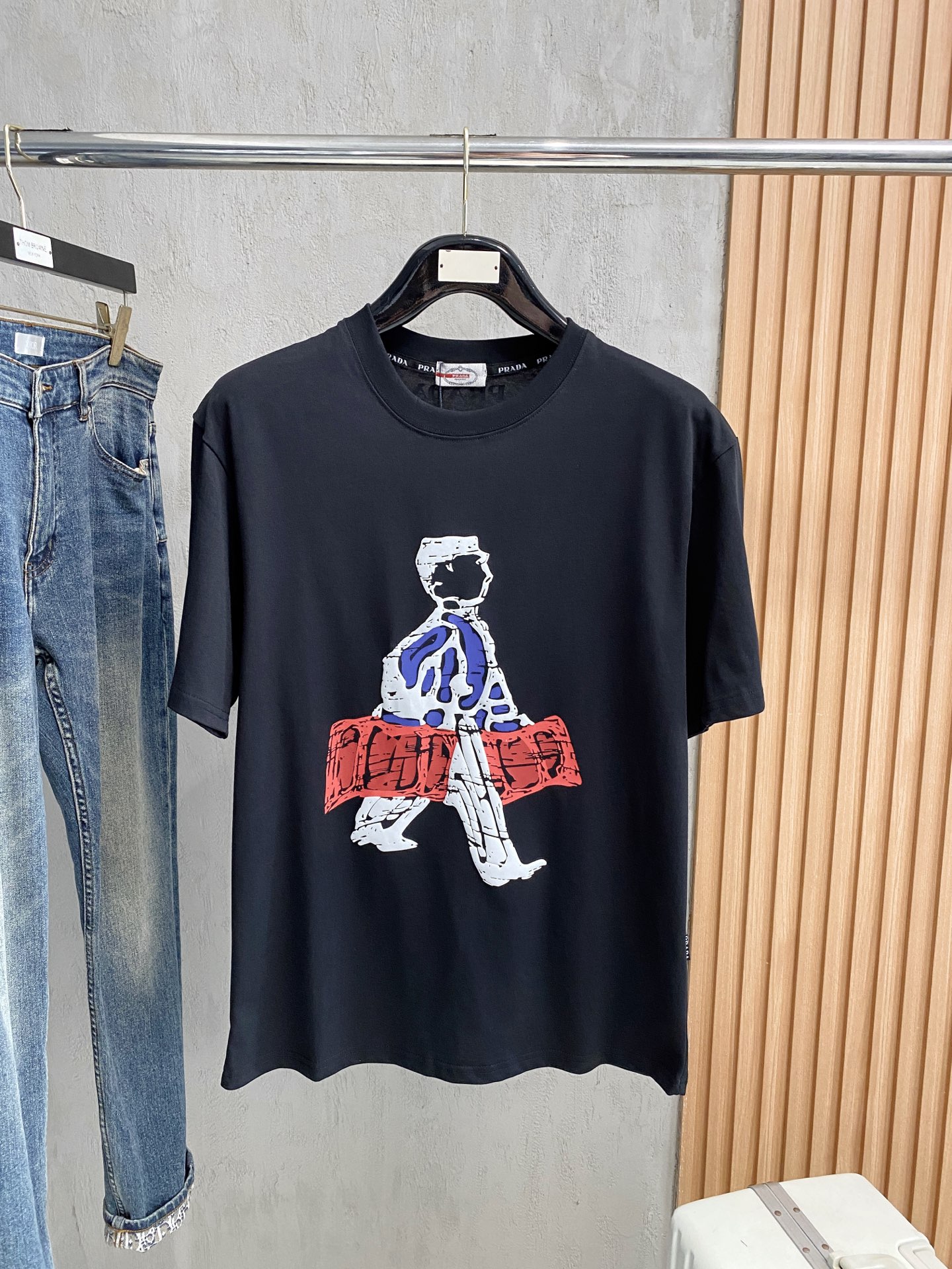 NO:412756,Prada's new short-sleeved T-shirt for summer 2025, the personalized art series exclusively launched on the entire network. The versatile details are perfectly processed and pure cotton fabric is very exquisite. Original fabric. The same high-quality and comfortable hand feels very fashionable and personalized. A super versatile and beautiful style for men and women. The same color is black and white. The number of numbers M-3XL, prada, T-shirt,tees, t-shirt,alexander wang19860909普拉达2025夏季新款短袖T恤,个性艺术系列全网独家首发 百搭款细节处理完美纯棉面料十分精致 原版面料 网红明星同款高版本 高品质手感非常舒服 时尚又个性 超级百搭好看的一款男女同款颜色黑、白 码数M-3XL,,prada,T-shirt,tees，t-shirt,alexander wang,Men's clothing