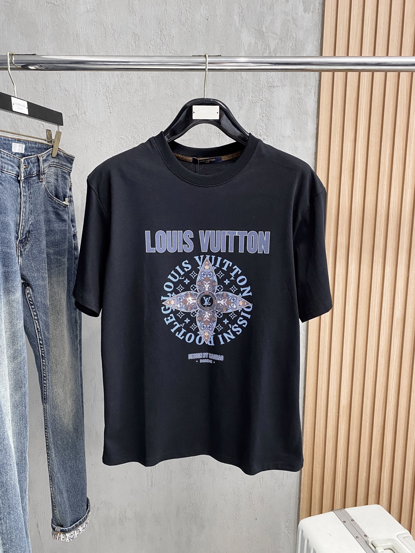 NO:412721,LV2025 summer new short-sleeved T-shirt, the personalized art series exclusively released on the entire network. The versatile details are perfectly processed and pure cotton fabric is very exquisite. Original fabric. The same high-quality and comfortable hand feels very fashionable and personalized. A super versatile and beautiful style for men and women. The same color is black and white. The number of numbers M-3XL, louis vuitton, T-shirt,tees, t-shirt,alexander wang19860909LV2025夏季新款短袖T恤,个性艺术系列全网独家首发 百搭款细节处理完美纯棉面料十分精致 原版面料 网红明星同款高版本 高品质手感非常舒服 时尚又个性 超级百搭好看的一款男女同款颜色黑、白 码数M-3XL,,louis vuitton,T-shirt,tees，t-shirt,alexander wang,Men's clothing