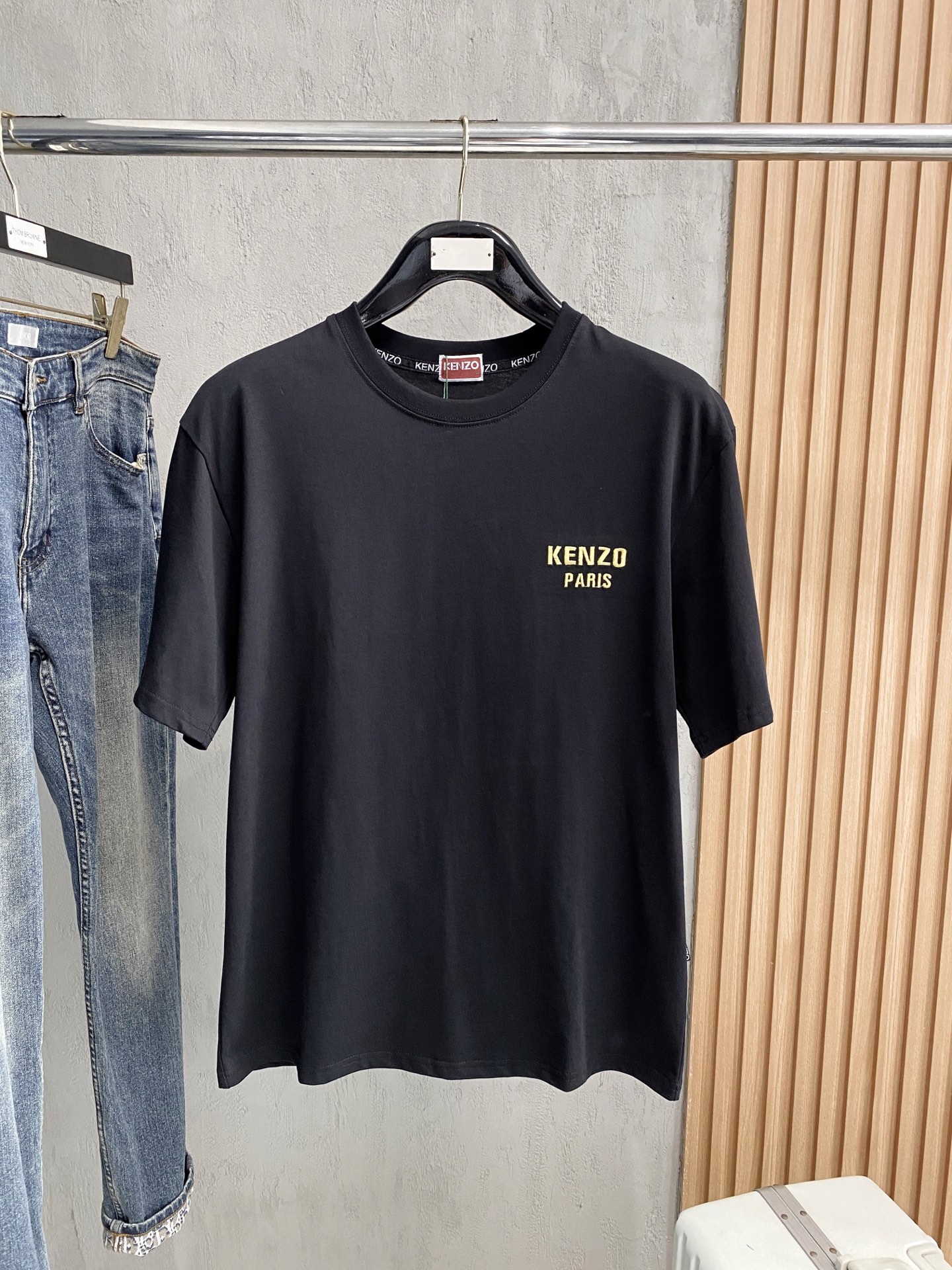 NO:412713,Kenzo2025 summer new short-sleeved T-shirt, the personalized art series exclusively released on the entire network. The versatile details are perfectly processed and pure cotton fabric is very exquisite. Original fabric. The same high-quality and comfortable hand feels very fashionable and personalized. A super versatile and beautiful style for men and women. The same color is black and white. The number of numbers M-3XL, T-shirt,tees, t-shirt,alexander wang19860909kenzo2025夏季新款短袖T恤,个性艺术系列全网独家首发 百搭款细节处理完美纯棉面料十分精致 原版面料 网红明星同款高版本 高品质手感非常舒服 时尚又个性 超级百搭好看的一款男女同款颜色黑、白 码数M-3XL,,T-shirt,tees，t-shirt,alexander wang,Men's clothing