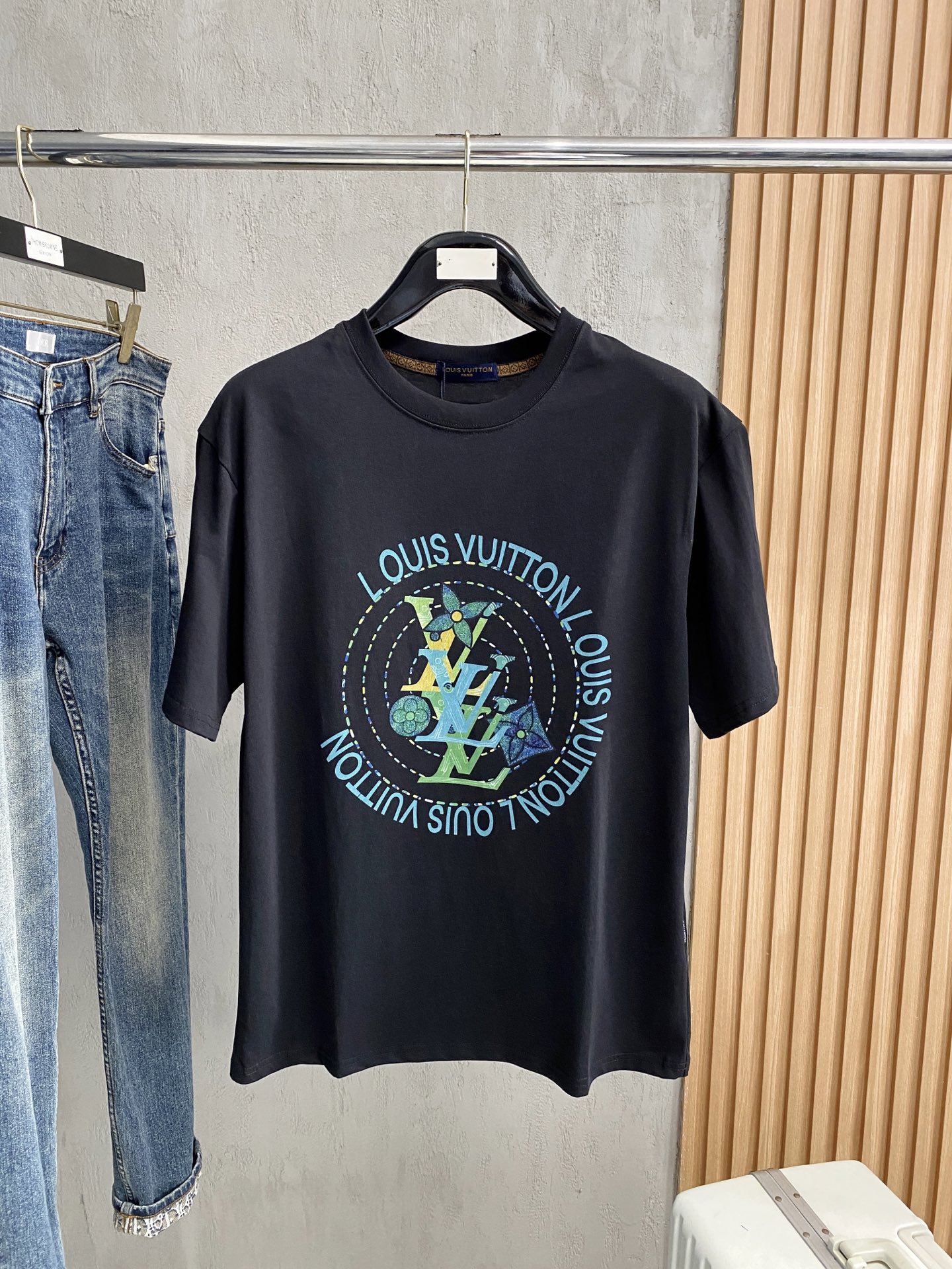 NO:412705,LV2025 summer new short-sleeved T-shirt, the personalized art series exclusively released on the entire network. The versatile details are perfectly processed and pure cotton fabric is very exquisite. Original fabric. The same high-quality and comfortable hand feels very fashionable and personalized. A super versatile and beautiful style for men and women. The same color is black and white. The number of numbers M-3XL, louis vuitton, T-shirt,tees, t-shirt,alexander wang19860909LV2025夏季新款短袖T恤,个性艺术系列全网独家首发 百搭款细节处理完美纯棉面料十分精致 原版面料 网红明星同款高版本 高品质手感非常舒服 时尚又个性 超级百搭好看的一款男女同款颜色黑、白 码数M-3XL,,louis vuitton,T-shirt,tees，t-shirt,alexander wang,Men's clothing