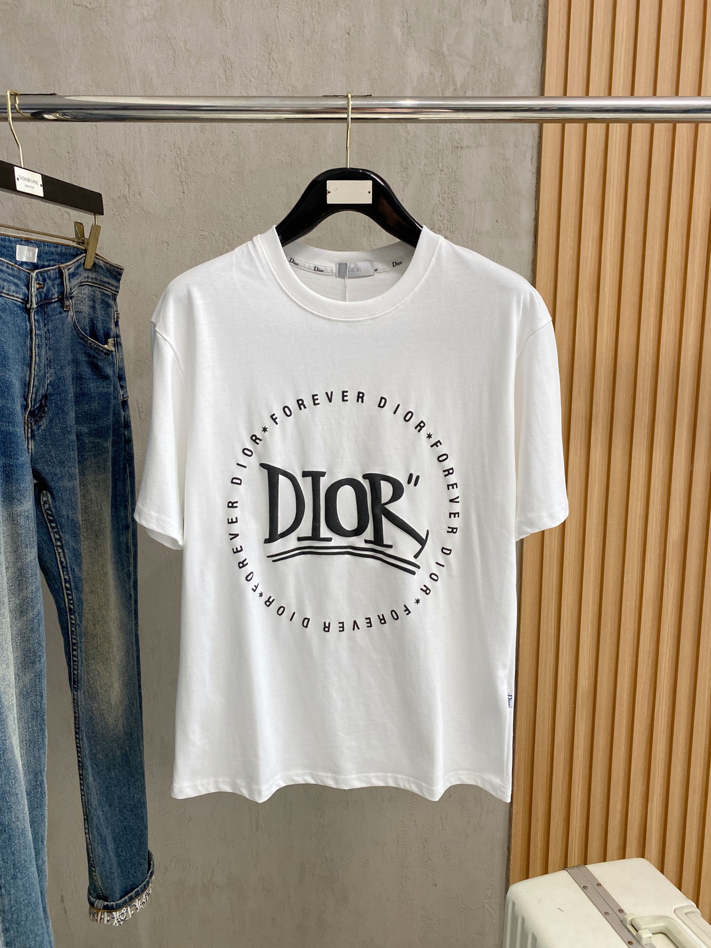 NO:459061,Dior 2025 summer new short-sleeved T-shirt, the personalized art series exclusively launched on the entire network. The versatile details are perfectly processed and pure cotton fabric is very exquisite. Original fabric. The same high-quality and comfortable hand feels very fashionable and personalized. A super versatile and beautiful style for men and women. The same color is black and white. The number of numbers M-3XL, dior, T-shirt,tees, t-shirt,alexander wang19860909迪奥2025夏季新款短袖T恤,个性艺术系列全网独家首发 百搭款细节处理完美纯棉面料十分精致 原版面料 网红明星同款高版本 高品质手感非常舒服 时尚又个性 超级百搭好看的一款男女同款颜色黑、白 码数M-3XL,,dior,T-shirt,tees，t-shirt,alexander wang,Men's clothing