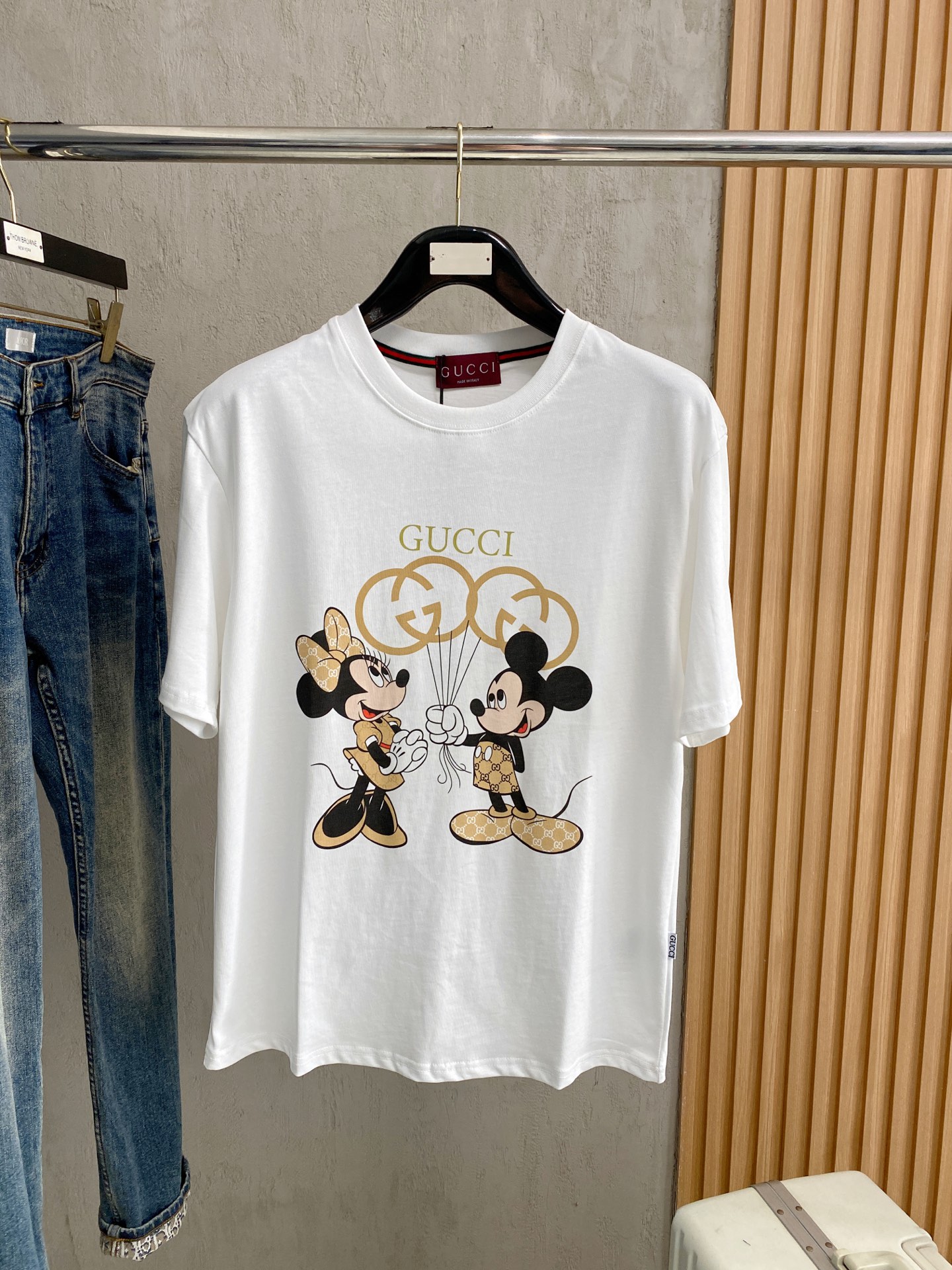 NO:459064,Gucci 2025 summer new short-sleeved T-shirt, the personalized art series exclusively released on the entire network. The versatile details are perfectly processed and pure cotton fabric is very exquisite. Original fabric. The same high-quality and comfortable hand feels very fashionable and personalized. A super versatile and beautiful style for men and women. The same color is black and white. The number of numbers M-3XL, gucci, T-shirt,tees, t-shirt,alexander wang19860909古驰2025夏季新款短袖T恤,个性艺术系列全网独家首发 百搭款细节处理完美纯棉面料十分精致 原版面料 网红明星同款高版本 高品质手感非常舒服 时尚又个性 超级百搭好看的一款男女同款颜色黑、白 码数M-3XL,,gucci,T-shirt,tees，t-shirt,alexander wang,Men's clothing