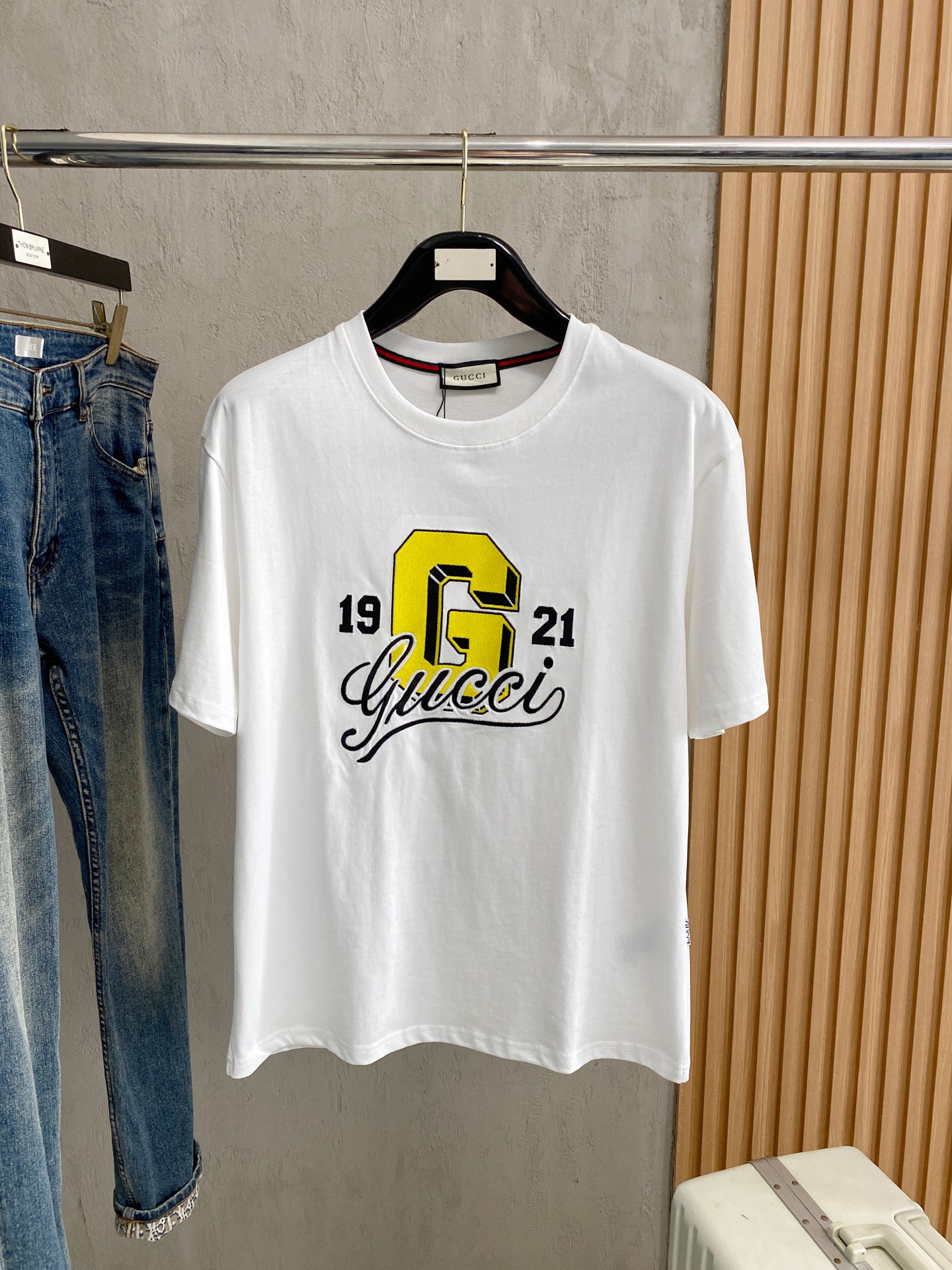 NO:459082,Gucci 2025 summer new short-sleeved T-shirt, the personalized art series exclusively released on the entire network. The versatile details are perfectly processed and pure cotton fabric is very exquisite. Original fabric. The same high-quality and comfortable hand feels very fashionable and personalized. A super versatile and beautiful style for men and women. The same color is black and white. The number of numbers M-3XL, gucci, T-shirt,tees, t-shirt,alexander wang19860909古驰2025夏季新款短袖T恤,个性艺术系列全网独家首发 百搭款细节处理完美纯棉面料十分精致 原版面料 网红明星同款高版本 高品质手感非常舒服 时尚又个性 超级百搭好看的一款男女同款颜色黑、白 码数M-3XL,,gucci,T-shirt,tees，t-shirt,alexander wang,Men's clothing