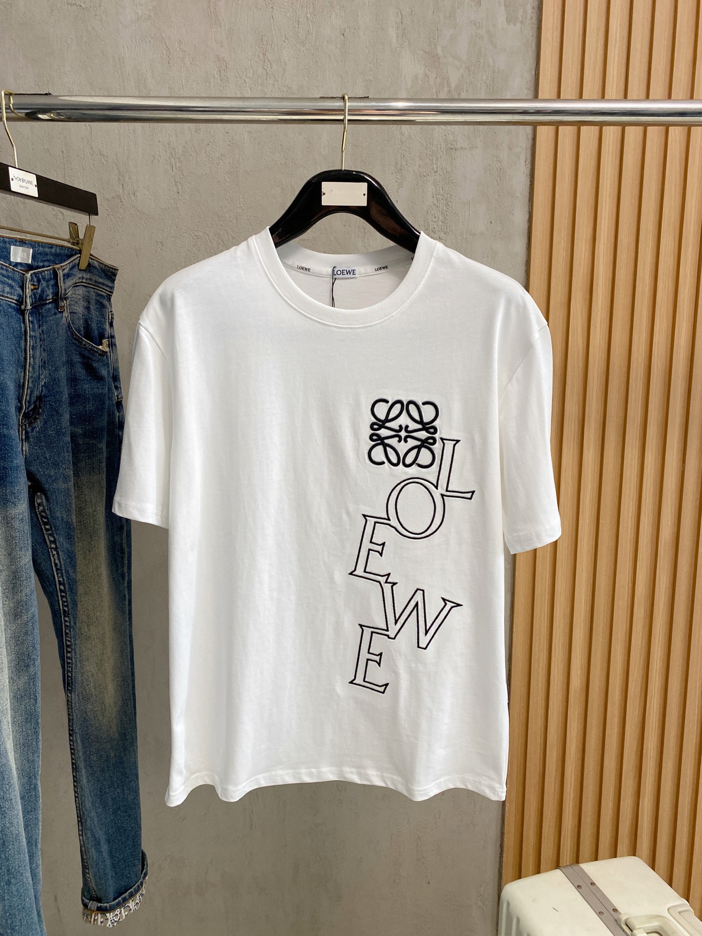 NO:459067,Luo Yiwei's new short-sleeved T-shirt in summer 2025, the personalized art series exclusively launched on the entire network. The versatile details are perfectly processed and pure cotton fabric is very exquisite. Original fabric. The same high-quality and comfortable hand feels very fashionable and personalized. A super versatile and beautiful style for men and women. The same color is black and white. The number of numbers M-3XL, loewe, T-shirt,tees, t-shirt,alexander wang19860909罗意威2025夏季新款短袖T恤,个性艺术系列全网独家首发 百搭款细节处理完美纯棉面料十分精致 原版面料 网红明星同款高版本 高品质手感非常舒服 时尚又个性 超级百搭好看的一款男女同款颜色黑、白 码数M-3XL,,loewe,T-shirt,tees，t-shirt,alexander wang,Men's clothing