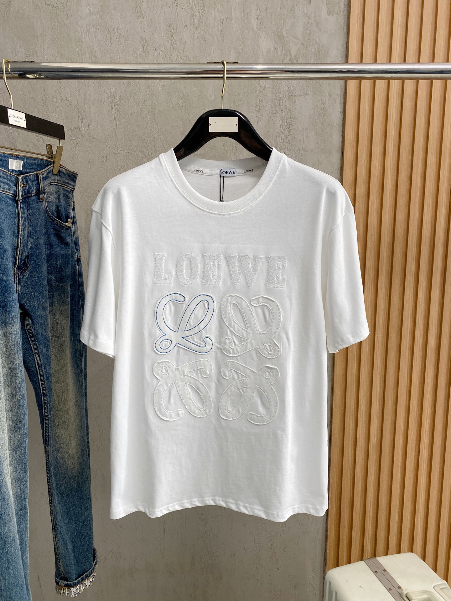 NO:459058,Luo Yiwei's new short-sleeved T-shirt in summer 2025, the personalized art series exclusively launched on the entire network. The versatile details are perfectly processed and pure cotton fabric is very exquisite. Original fabric. The same high-quality and comfortable hand feels very fashionable and personalized. A super versatile and beautiful style for men and women. The same color is black and white. The number of numbers M-3XL, loewe, T-shirt,tees, t-shirt,alexander wang19860909罗意威2025夏季新款短袖T恤,个性艺术系列全网独家首发 百搭款细节处理完美纯棉面料十分精致 原版面料 网红明星同款高版本 高品质手感非常舒服 时尚又个性 超级百搭好看的一款男女同款颜色黑、白 码数M-3XL,,loewe,T-shirt,tees，t-shirt,alexander wang,Men's clothing