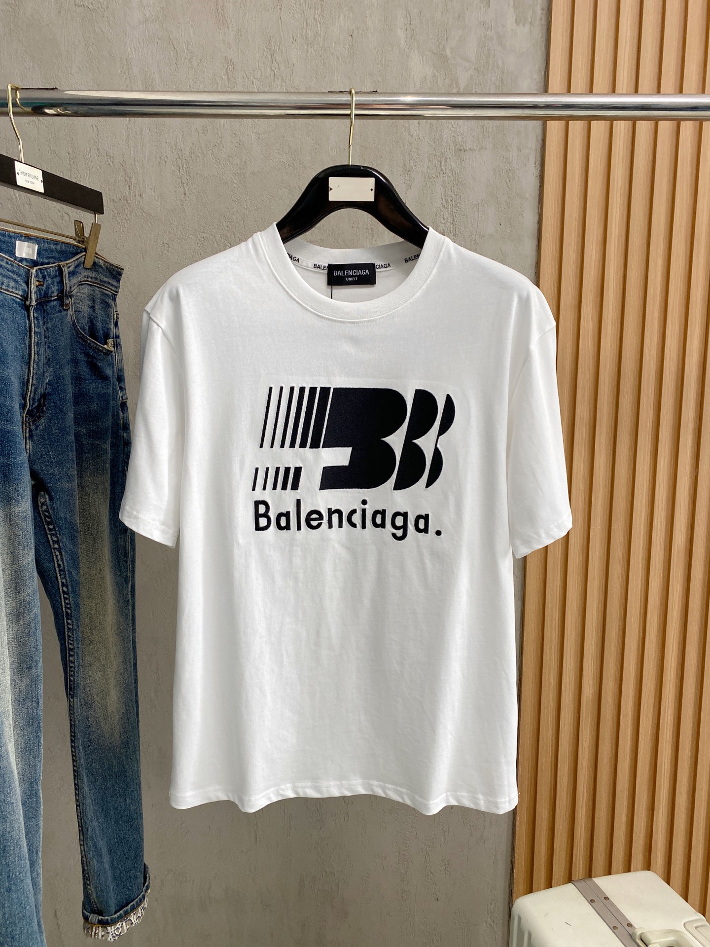 NO:459079,Balenciaga 2025 summer new short-sleeved T-shirt, the personalized art series exclusively released on the entire network. The versatile details are perfectly processed and pure cotton fabric is very exquisite. Original fabric. The same high-quality and comfortable hand feels very fashionable and personalized. A super versatile and beautiful style for men and women. The same color is black and white. M-3XL, balenciaga, T-shirt,tees, t-shirt,alexander wang19860909巴黎世家2025夏季新款短袖T恤,个性艺术系列全网独家首发 百搭款细节处理完美纯棉面料十分精致 原版面料 网红明星同款高版本 高品质手感非常舒服 时尚又个性 超级百搭好看的一款男女同款颜色黑、白 码数M-3XL,,balenciaga,T-shirt,tees，t-shirt,alexander wang,Men's clothing