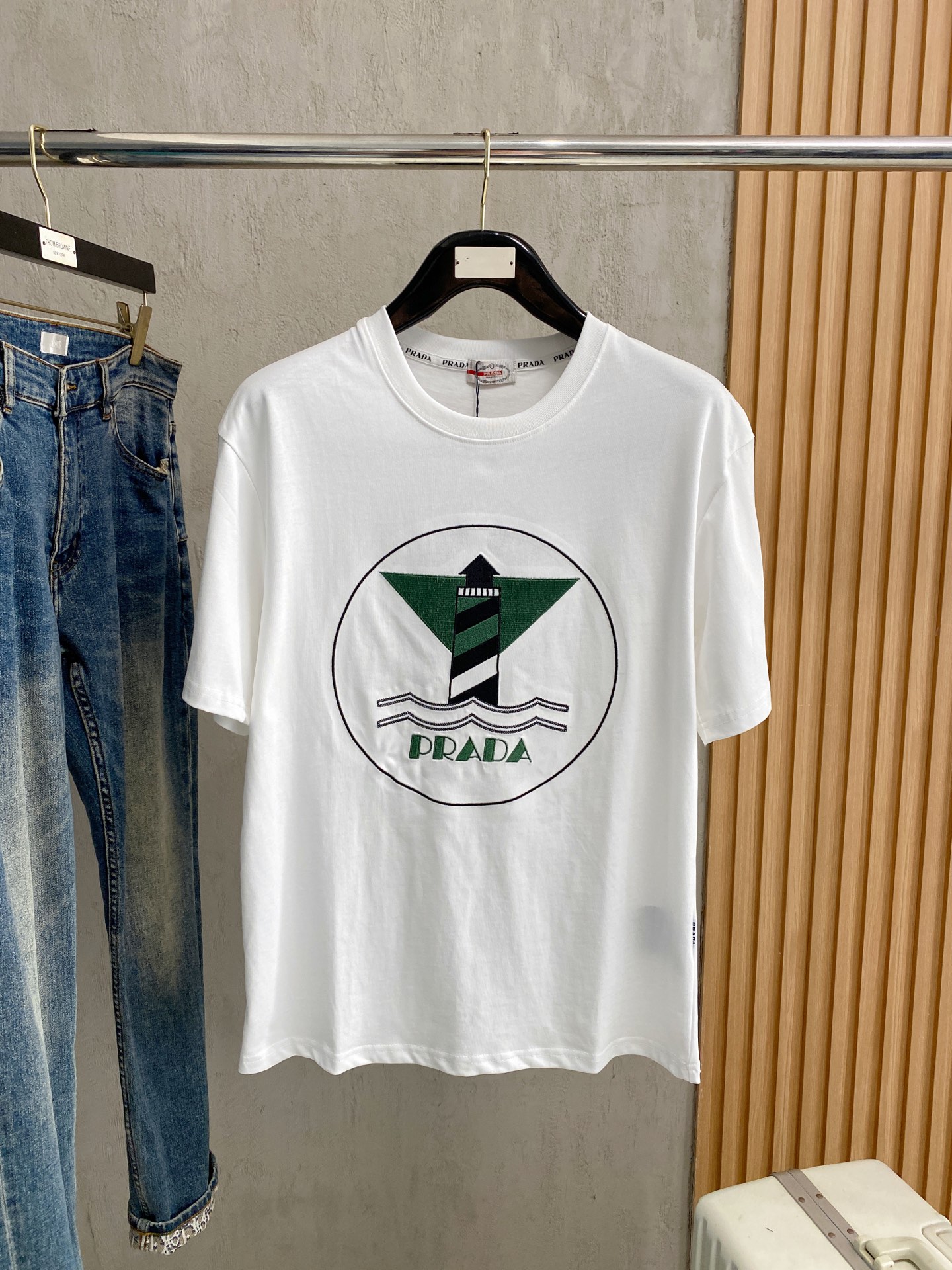 NO:459085,Prada's new short-sleeved T-shirt for summer 2025, the personalized art series exclusively launched on the entire network. The versatile details are perfectly processed and pure cotton fabric is very exquisite. Original fabric. The same high-quality and comfortable hand feels very fashionable and personalized. A super versatile and beautiful style for men and women. The same color is black and white. The number of numbers M-3XL, prada, T-shirt,tees, t-shirt,alexander wang19860909普拉达2025夏季新款短袖T恤,个性艺术系列全网独家首发 百搭款细节处理完美纯棉面料十分精致 原版面料 网红明星同款高版本 高品质手感非常舒服 时尚又个性 超级百搭好看的一款男女同款颜色黑、白 码数M-3XL,,prada,T-shirt,tees，t-shirt,alexander wang,Men's clothing