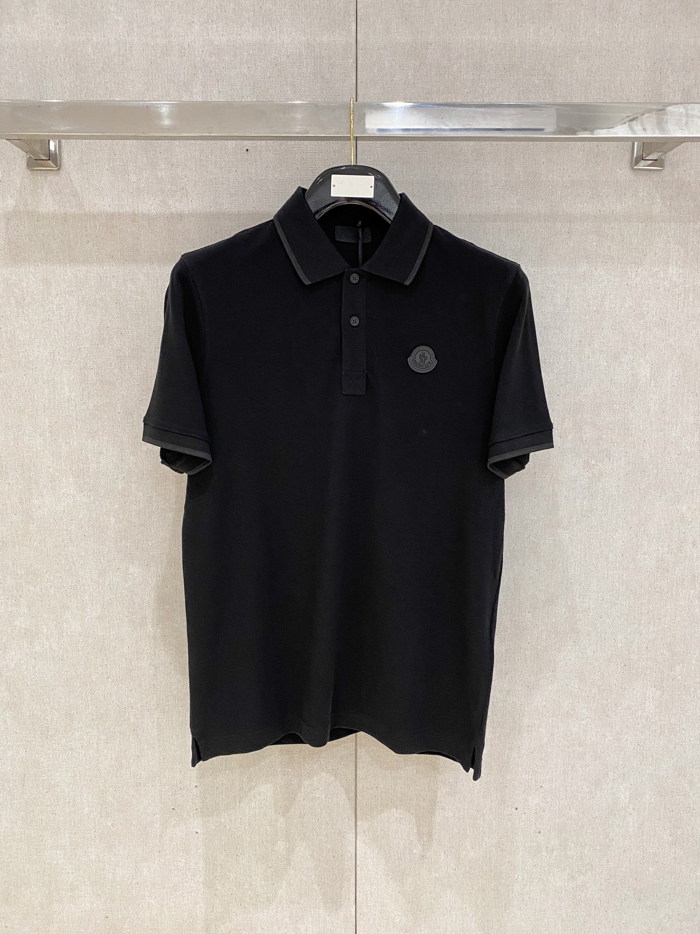 NO:481547,The latest short-sleeved T-shirt in 2025, handsome and fashionable, exquisite and densely weaving embroidered letter logo on the chest, simple and versatile style. The fabric cotton is not only crisp, maintains the trendy silhouette, but also comfortable to wear, and the yarn is more delicate, S-XL, Moncler, T-shirt, tees, t-shirt, alexander wang19860909蒙口、2025最新款短袖T恤,帅气时尚,胸前精致密织刺绣字母logo,简约百搭款.面料棉 不仅挺括,保持潮流的廓形,又穿着舒适,纱织更细腻,码数S-XL,,Moncler,T-shirt,tees，t-shirt,alexander wang,Men's clothing