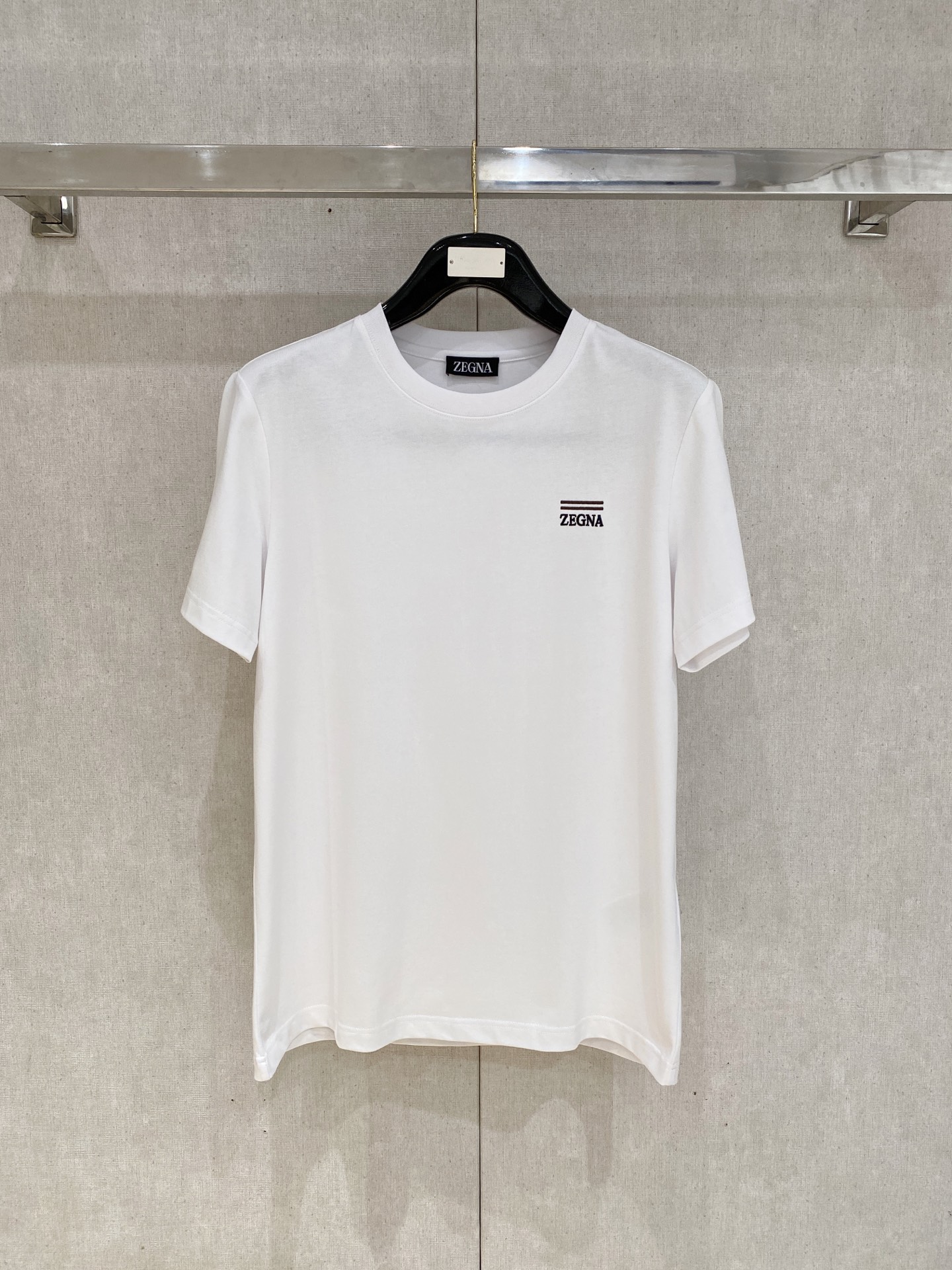 NO:481528,Zenia, the latest short-sleeved T-shirt in 2025, handsome and fashionable, exquisite and densely weaving embroidered letter logo on the chest, simple and versatile style. The fabric cotton is not only crisp, maintains the trendy silhouette, but also comfortable to wear, and the yarn is more delicate, S-XL, zegna, T-shirt, tees, t-shirt, alexander wang19860909杰尼亚、2025最新款短袖T恤,帅气时尚,胸前精致密织刺绣字母logo,简约百搭款.面料棉 不仅挺括,保持潮流的廓形,又穿着舒适,纱织更细腻,码数S-XL,,zegna,T-shirt,tees，t-shirt,alexander wang,Men's clothing