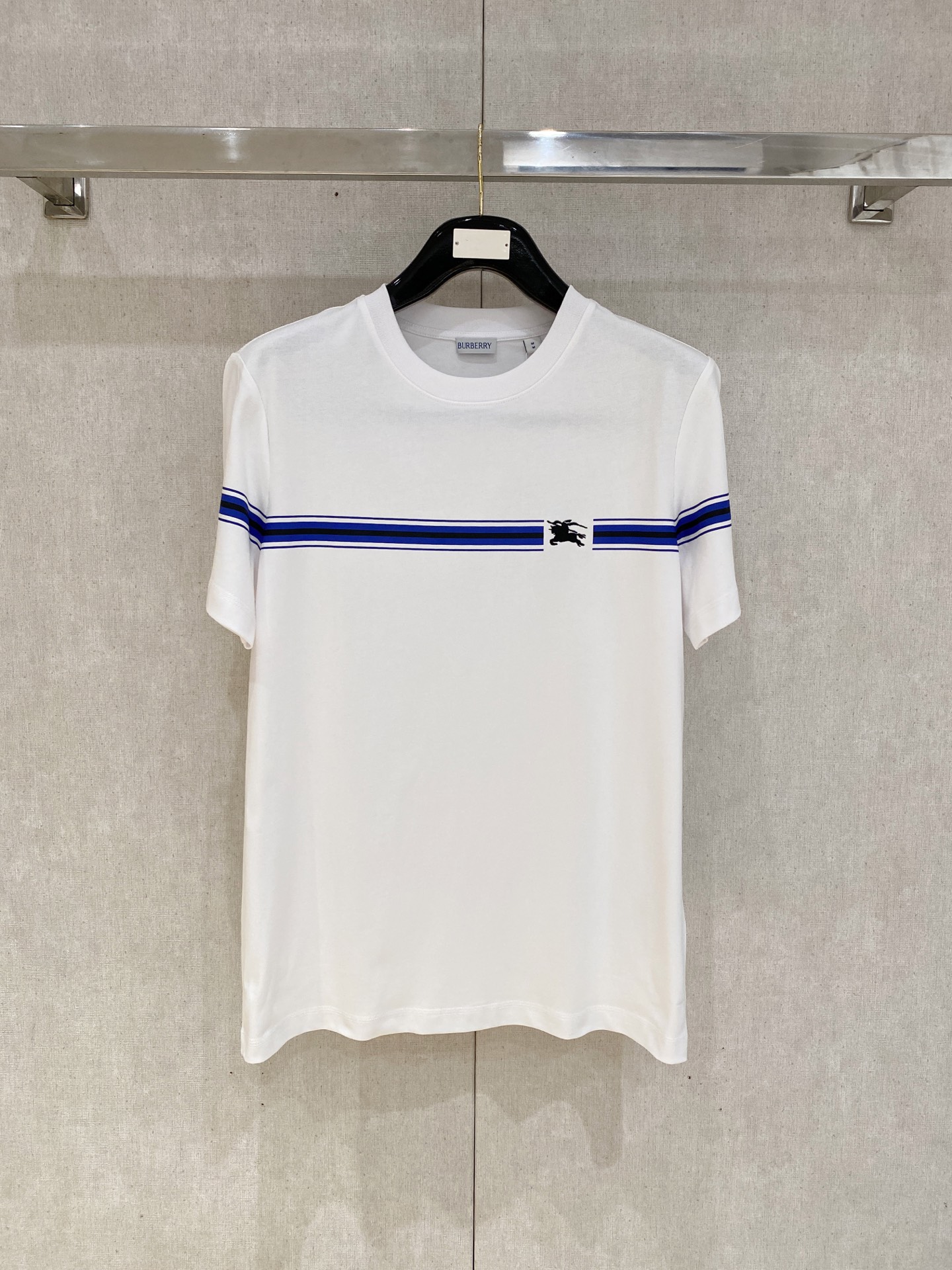 NO:497993,Burberry, the latest short-sleeved T-shirt in 2025, handsome and fashionable, exquisite and densely weaving embroidered letter logo on the chest, simple and versatile style. The fabric cotton is not only crisp, maintains the trendy silhouette, but also comfortable to wear, and the yarn is more delicate, S-XL, burberry, T-shirt, tees, t-shirt, alexander wang19860909巴宝莉、2025最新款短袖T恤,帅气时尚,胸前精致密织刺绣字母logo,简约百搭款.面料棉 不仅挺括,保持潮流的廓形,又穿着舒适,纱织更细腻,码数S-XL,,burberry,T-shirt,tees，t-shirt,alexander wang,Men's clothing