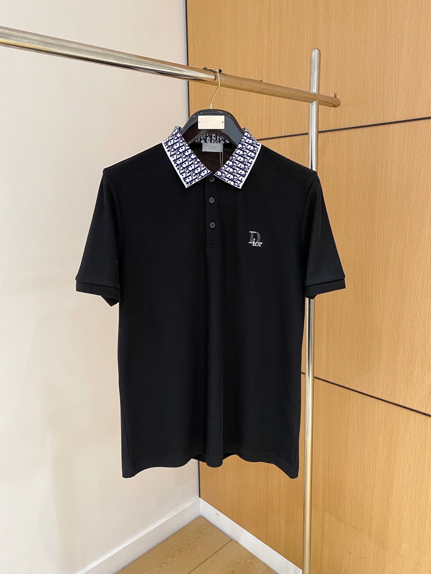 Dior*合身版型M-XXXL
2025春夏经典领口织带融合胸口刺绣polo短...