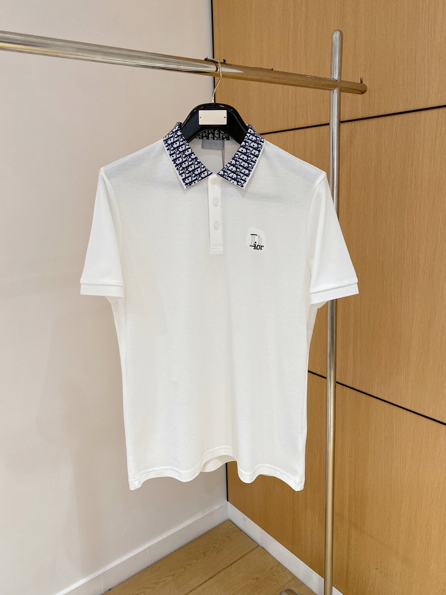 Dior*合身版型M-XXXL
2025春夏经典领口织带融合胸口刺绣polo短...