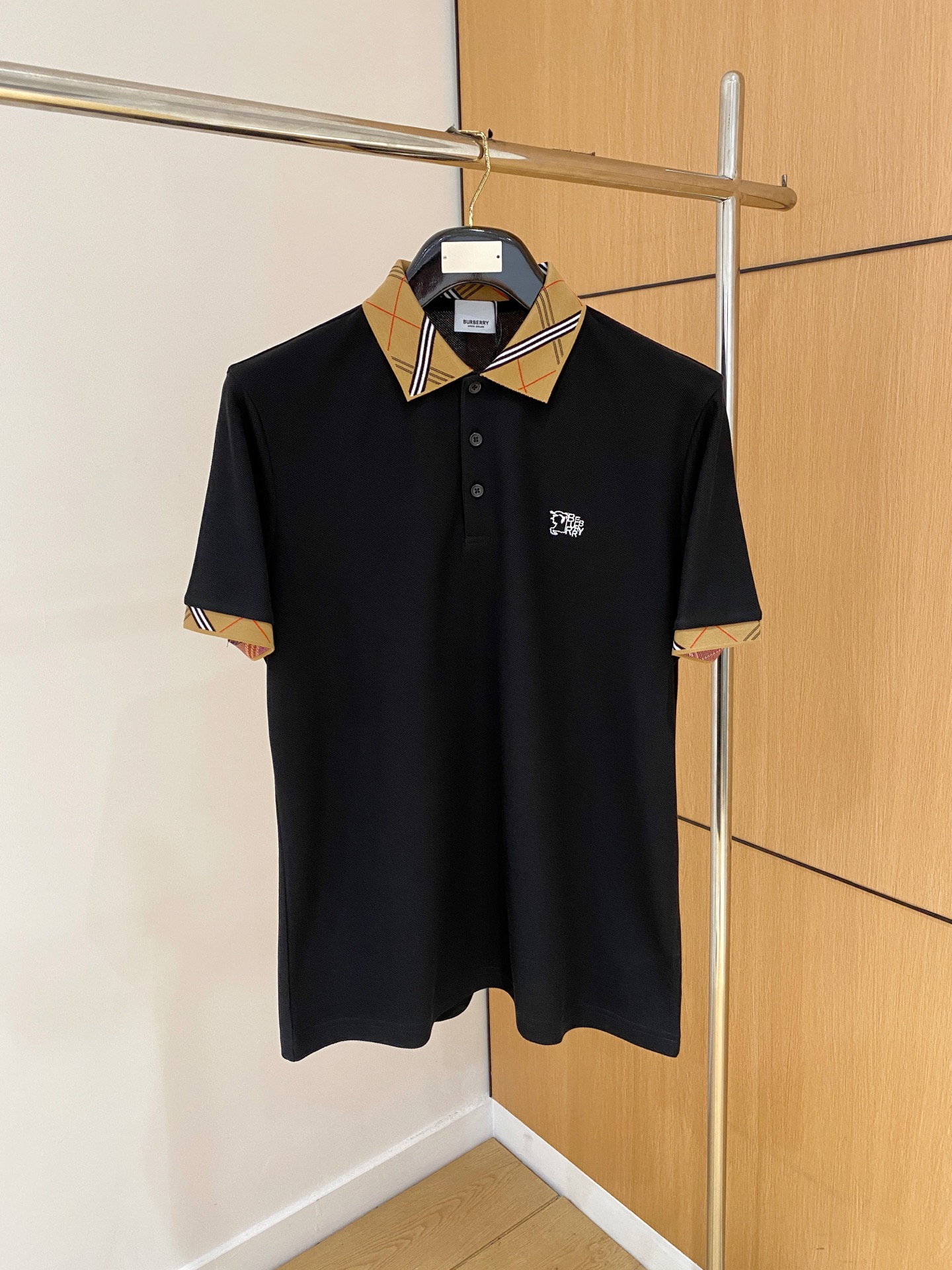 bbr*合身版型M-XXXL
2025春夏经典领口织带融合胸口刺绣polo短...