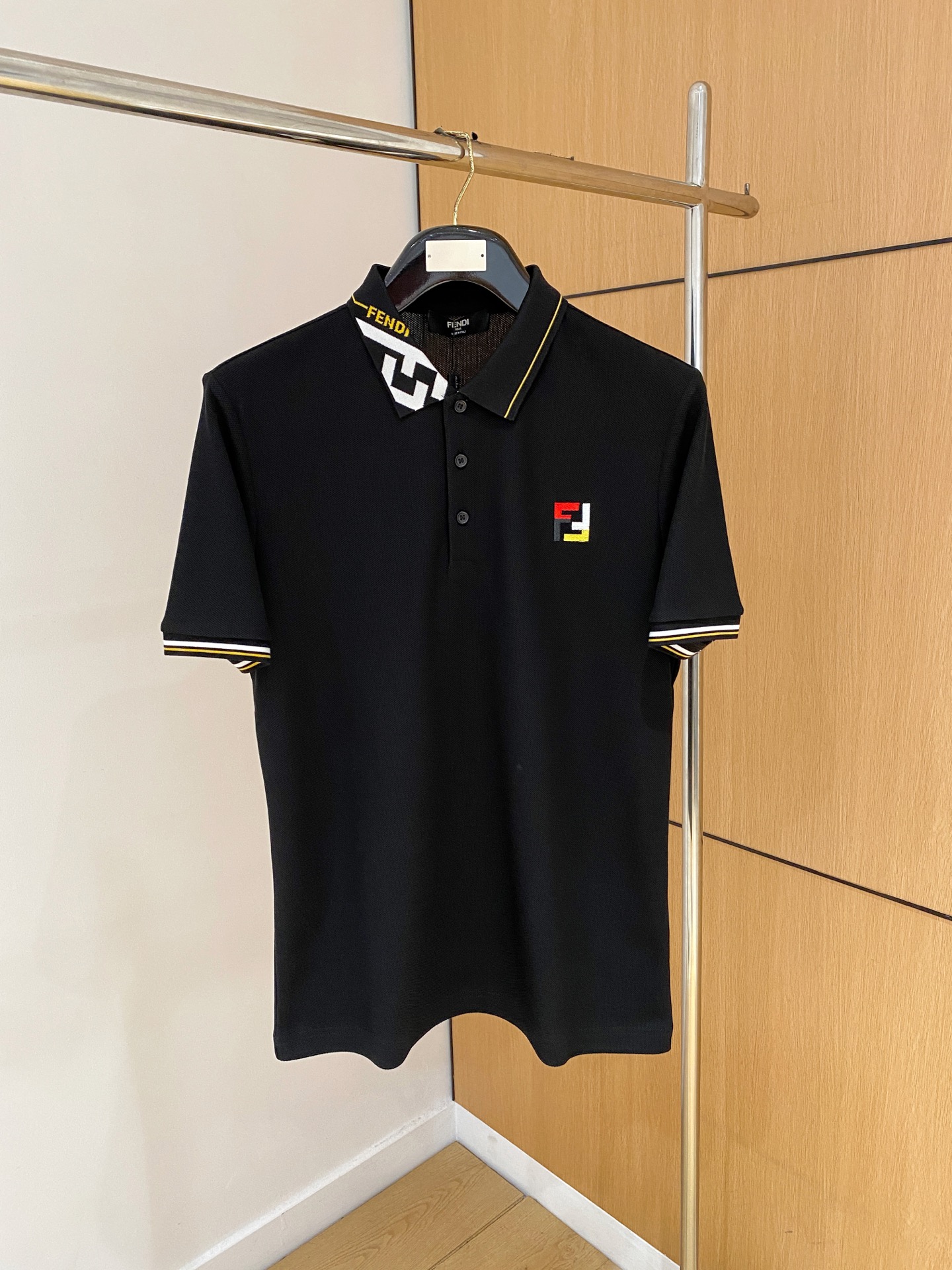 FD*合身版型M-XXXL
2025春夏经典领口织带融合胸口刺绣polo短...