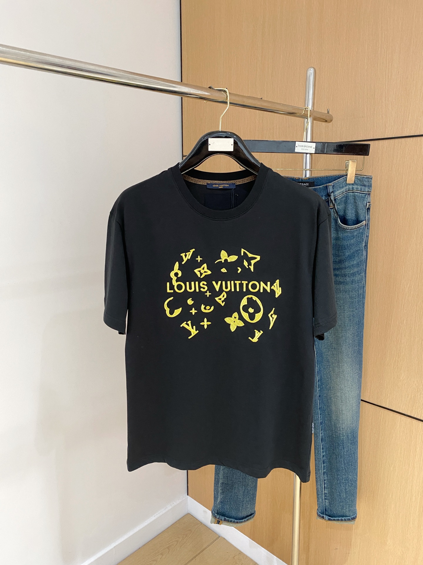 NO:455345,LV2025 summer new short-sleeved T-shirt, the personalized art series exclusively released on the entire network. The versatile details are perfectly processed and pure cotton fabric is very exquisite. Original fabric. The same high-quality and comfortable hand feels very fashionable and personalized. A super versatile and beautiful style for men and women. The same color is black and white. The number of numbers M-3XL, louis vuitton, T-shirt,tees, t-shirt,alexander wang19860909LV2025夏季新款短袖T恤,个性艺术系列全网独家首发 百搭款细节处理完美纯棉面料十分精致 原版面料 网红明星同款高版本 高品质手感非常舒服 时尚又个性 超级百搭好看的一款男女同款颜色黑、白 码数M-3XL,,louis vuitton,T-shirt,tees，t-shirt,alexander wang,Men's clothing