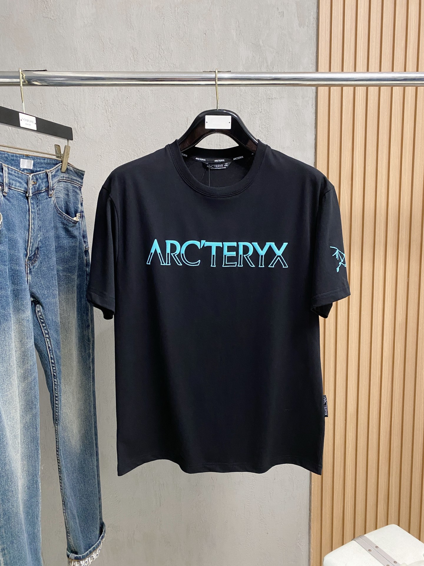 NO:455401,Archaeoptera Bird's new short-sleeved T-shirt in summer 2025, the personalized art series exclusively released on the entire network. The versatile details are perfectly processed and pure cotton fabric is very exquisite. Original fabric. The same high-quality and comfortable hand feels very fashionable and personalized. A super versatile and beautiful style for men and women. The same color is black and white. Number M-3XL, arc'teryx, T-shirt,tees, t-shirt,alexander wang19860909始祖鸟2025夏季新款短袖T恤,个性艺术系列全网独家首发 百搭款细节处理完美纯棉面料十分精致 原版面料 网红明星同款高版本 高品质手感非常舒服 时尚又个性 超级百搭好看的一款男女同款颜色黑、白 码数M-3XL,arc'teryx,T-shirt,tees，t-shirt,alexander wang,Men's clothing