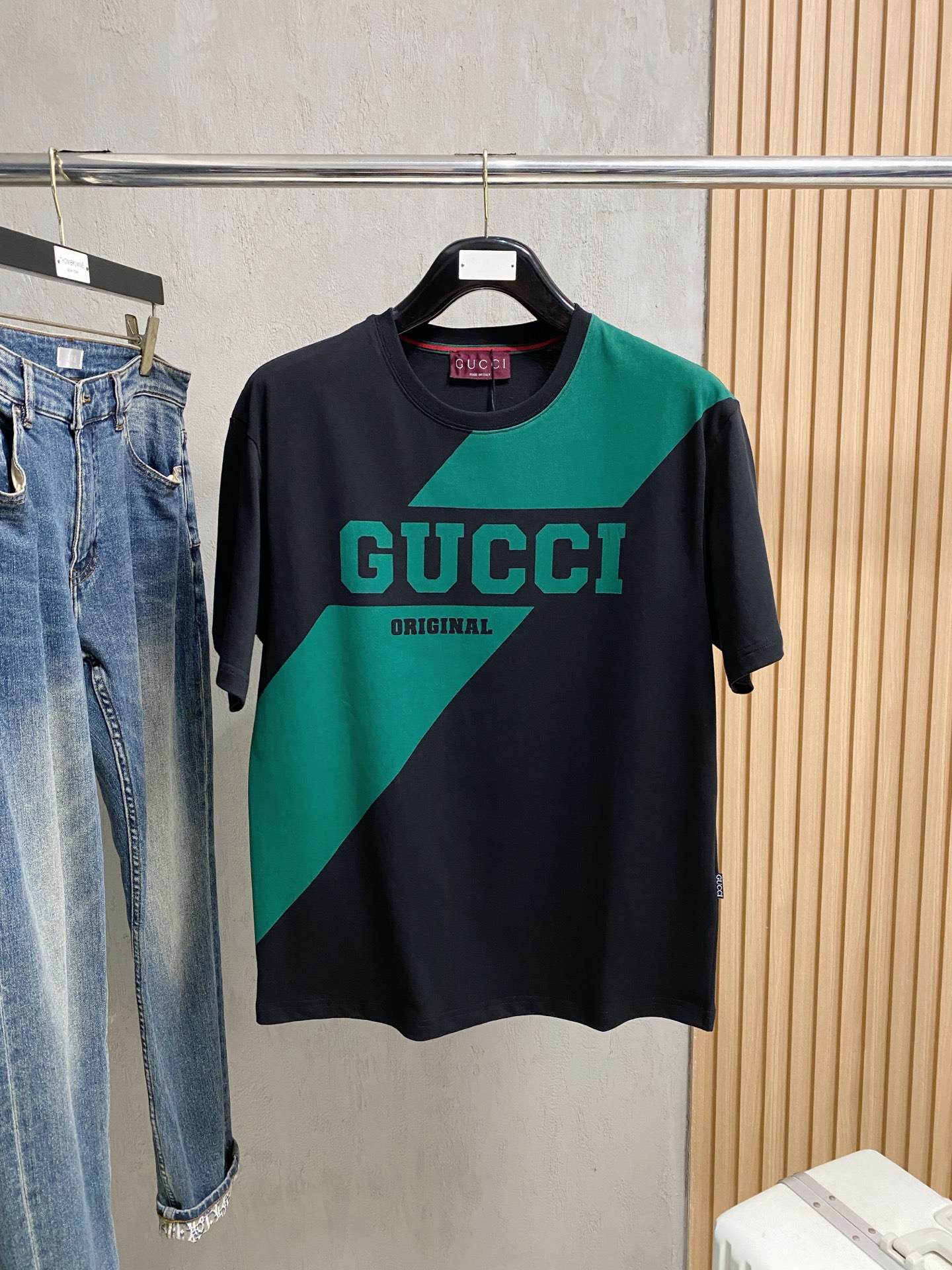 NO:522421,Gucci 2025 summer new short-sleeved T-shirt, the personalized art series exclusively released on the entire network. The versatile details are perfectly processed and pure cotton fabric is very exquisite. Original fabric. The same high-quality and comfortable hand feels very fashionable and personalized. A super versatile and beautiful style for men and women. The same color is black and white. The number of numbers M-3XL, gucci, T-shirt,tees, t-shirt,alexander wang19860909古驰2025夏季新款短袖T恤,个性艺术系列全网独家首发 百搭款细节处理完美纯棉面料十分精致 原版面料 网红明星同款高版本 高品质手感非常舒服 时尚又个性 超级百搭好看的一款男女同款颜色黑、白 码数M-3XL,,gucci,T-shirt,tees，t-shirt,alexander wang,Men's clothing