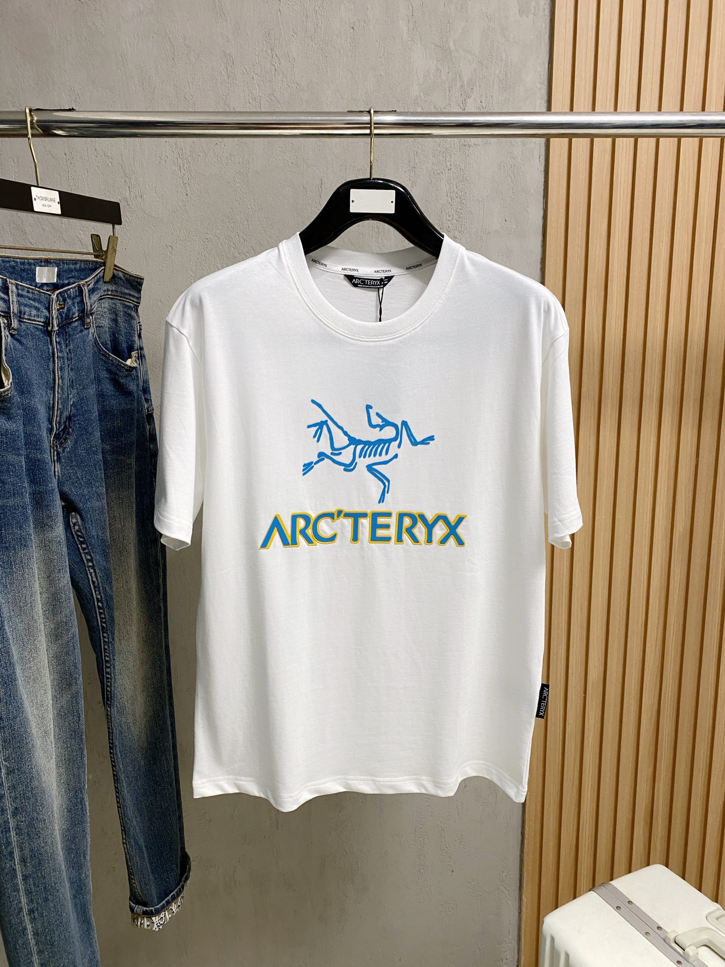 NO:522415,Archaeoptera Bird's new short-sleeved T-shirt in summer 2025, the personalized art series exclusively released on the entire network. The versatile details are perfectly processed and pure cotton fabric is very exquisite. Original fabric. The same high-quality and comfortable hand feels very fashionable and personalized. A super versatile and beautiful style for men and women. The same color is black and white. Number M-3XL, arc'teryx, T-shirt,tees, t-shirt,alexander wang19860909始祖鸟2025夏季新款短袖T恤,个性艺术系列全网独家首发 百搭款细节处理完美纯棉面料十分精致 原版面料 网红明星同款高版本 高品质手感非常舒服 时尚又个性 超级百搭好看的一款男女同款颜色黑、白 码数M-3XL,arc'teryx,T-shirt,tees，t-shirt,alexander wang,Men's clothing