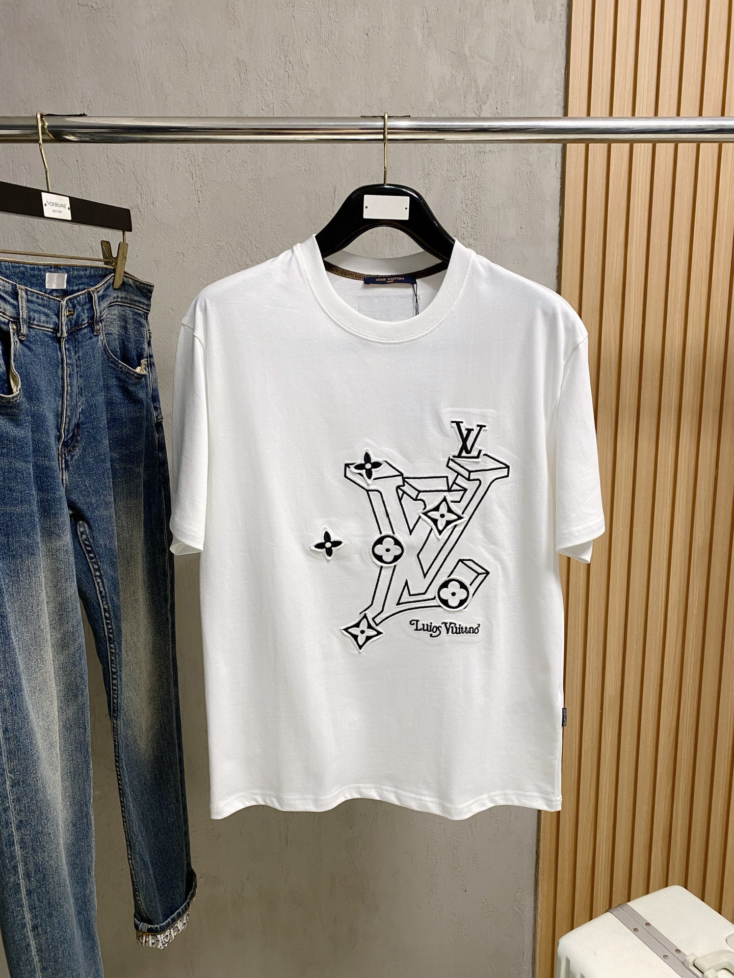 NO:473903,LV2025 summer new short-sleeved T-shirt, the personalized art series exclusively released on the entire network. The versatile details are perfectly processed and pure cotton fabric is very exquisite. Original fabric. The same high-quality and comfortable hand feels very fashionable and personalized. A super versatile and beautiful style for men and women. The same color is black and white. The number of numbers M-3XL, louis vuitton, T-shirt,tees, t-shirt,alexander wang19860909LV2025夏季新款短袖T恤,个性艺术系列全网独家首发 百搭款细节处理完美纯棉面料十分精致 原版面料 网红明星同款高版本 高品质手感非常舒服 时尚又个性 超级百搭好看的一款男女同款颜色黑、白 码数M-3XL,,louis vuitton,T-shirt,tees，t-shirt,alexander wang,Men's clothing