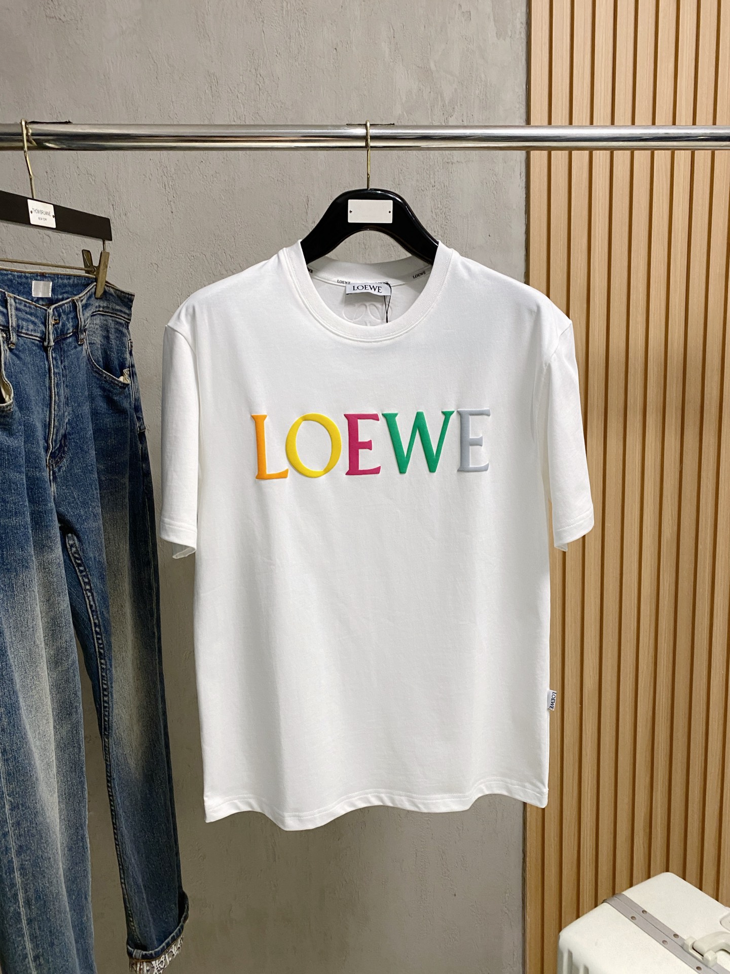 NO:522407,Luo Yiwei's new short-sleeved T-shirt in summer 2025, the personalized art series exclusively launched on the entire network. The versatile details are perfectly processed and pure cotton fabric is very exquisite. Original fabric. The same high-quality and comfortable hand feels very fashionable and personalized. A super versatile and beautiful style for men and women. The same color is black and white. The number of numbers M-3XL, loewe, T-shirt,tees, t-shirt,alexander wang19860909罗意威2025夏季新款短袖T恤,个性艺术系列全网独家首发 百搭款细节处理完美纯棉面料十分精致 原版面料 网红明星同款高版本 高品质手感非常舒服 时尚又个性 超级百搭好看的一款男女同款颜色黑、白 码数M-3XL,,loewe,T-shirt,tees，t-shirt,alexander wang,Men's clothing