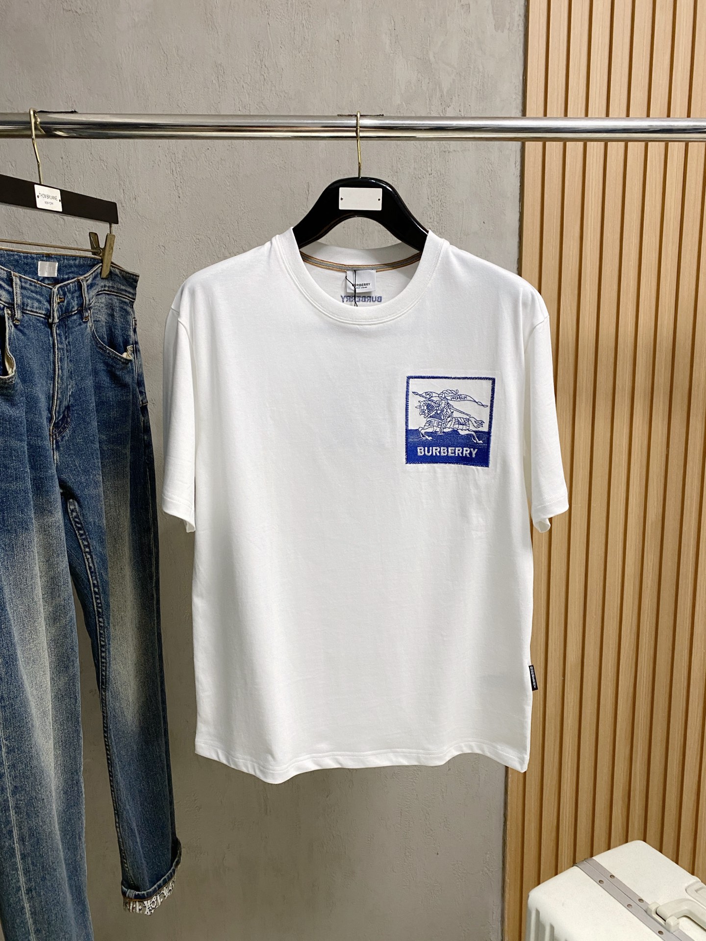 NO:473906,Burberry's new short-sleeved T-shirt in summer 2025, the personalized art series exclusively released on the entire network. The versatile details are perfectly processed and pure cotton fabric is very exquisite. Original fabric. The same high-quality and comfortable hand feels very fashionable and personalized. A super versatile and beautiful style for men and women. The same color is black and white. M-3XL, burberry, T-shirt,tees, t-shirt,alexander wang19860909巴宝莉2025夏季新款短袖T恤,个性艺术系列全网独家首发 百搭款细节处理完美纯棉面料十分精致 原版面料 网红明星同款高版本 高品质手感非常舒服 时尚又个性 超级百搭好看的一款男女同款颜色黑、白 码数M-3XL,,burberry,T-shirt,tees，t-shirt,alexander wang,Men's clothing