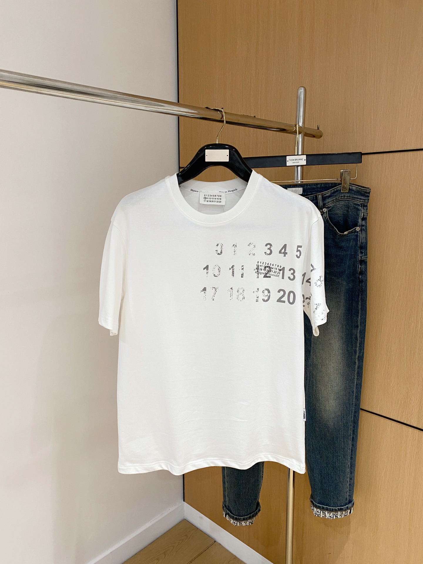 NO:457345,Magila's new short-sleeved T-shirt for summer 2025, the personalized art series exclusively released on the entire network. The versatile details are perfectly processed and pure cotton fabric is very exquisite. Original fabric. The same high-quality and comfortable hand feels very fashionable and personalized. A super versatile and beautiful style for men and women. The same color is black and white. The number of codes M-3XL,,masion margiela,T-shirt,tees,t-shirt,alexander wang19860909马吉拉2025夏季新款短袖T恤,个性艺术系列全网独家首发 百搭款细节处理完美纯棉面料十分精致 原版面料 网红明星同款高版本 高品质手感非常舒服 时尚又个性 超级百搭好看的一款男女同款颜色黑、白 码数M-3XL,,masion margiela,T-shirt,tees，t-shirt,alexander wang,Men's clothing