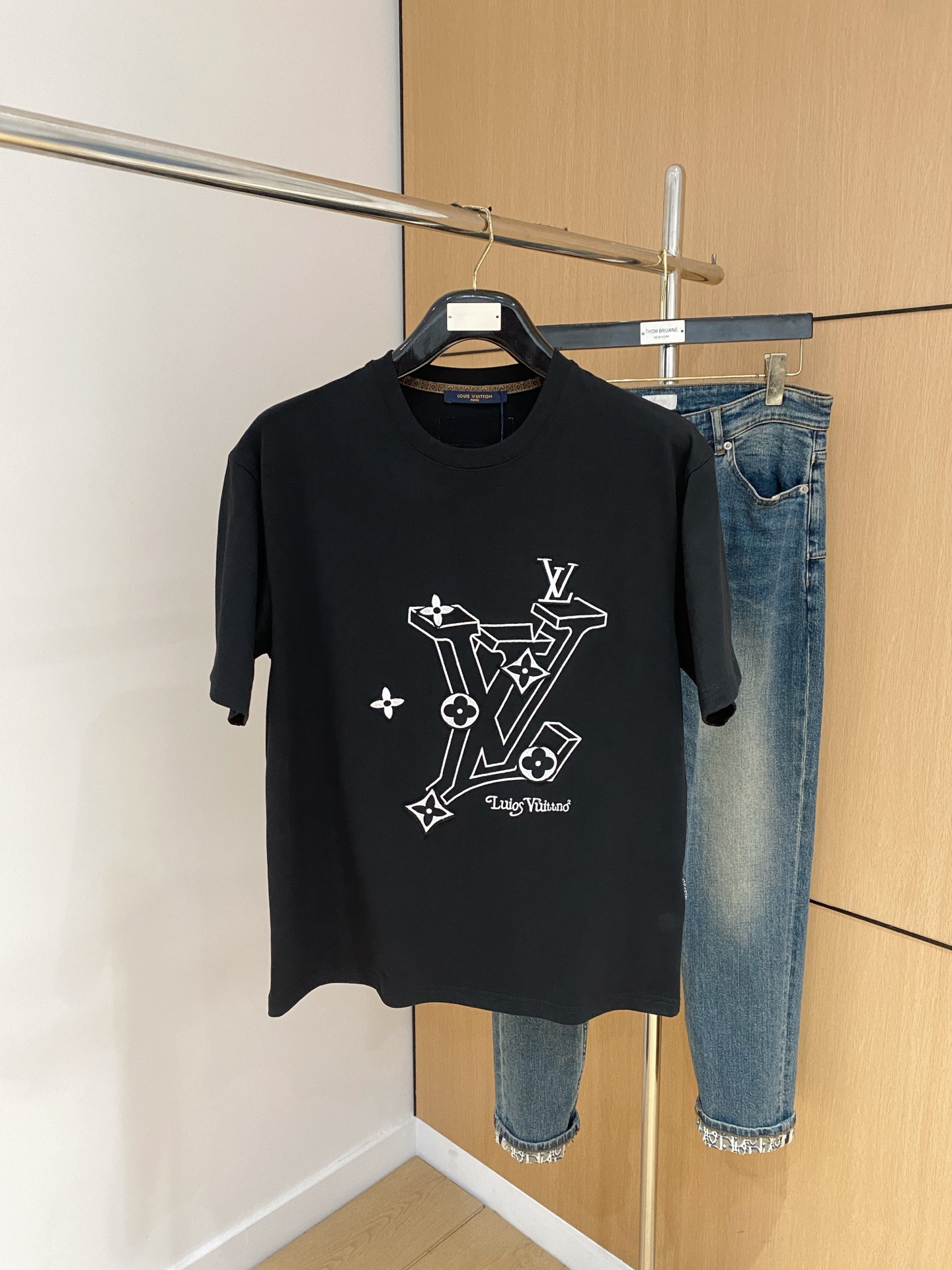 NO:507693,LV2025 summer new short-sleeved T-shirt, the personalized art series exclusively released on the entire network. The versatile details are perfectly processed and pure cotton fabric is very exquisite. Original fabric. The same high-quality and comfortable hand feels very fashionable and personalized. A super versatile and beautiful style for men and women. The same color is black and white. The number of numbers M-3XL, louis vuitton, T-shirt,tees, t-shirt,alexander wang19860909LV2025夏季新款短袖T恤,个性艺术系列全网独家首发 百搭款细节处理完美纯棉面料十分精致 原版面料 网红明星同款高版本 高品质手感非常舒服 时尚又个性 超级百搭好看的一款男女同款颜色黑、白 码数M-3XL,,louis vuitton,T-shirt,tees，t-shirt,alexander wang,Men's clothing